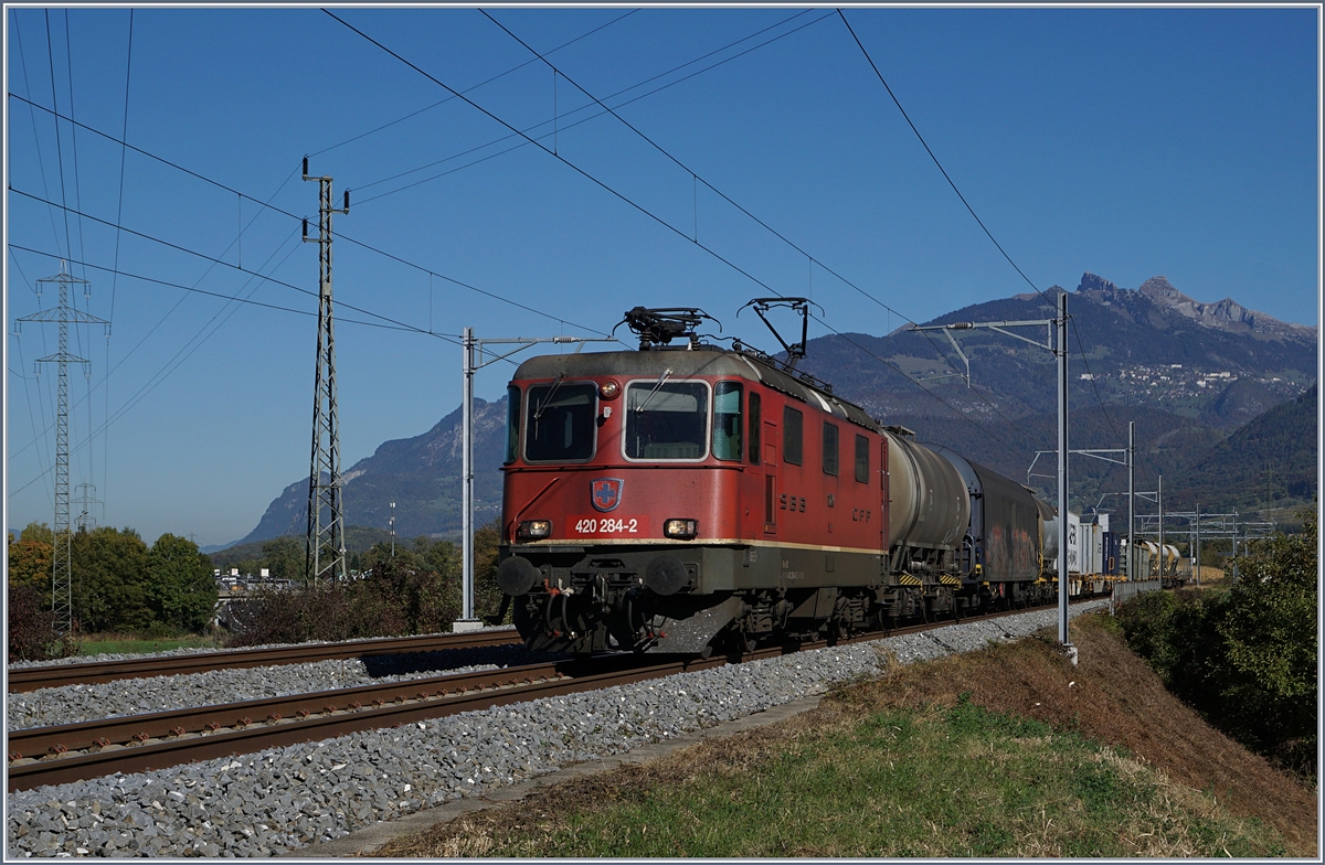 Die SBB Re 420 284-2 mit einem Güterzug auf der Fahrt Richtung Wallis kurz nach Bex.
11. Okt. 2017