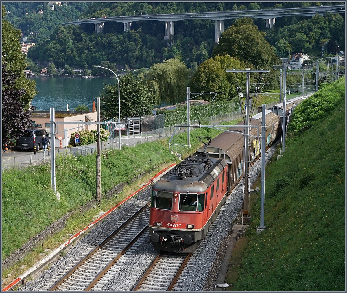 Die SBB Re 420 297-1 erreicht mit einem Güterzug Villenneuve. Die Fotostelle ist noch ausbaubar, verdeckt doch der Baum links das Château de Chillon.
4. Sept. 2017