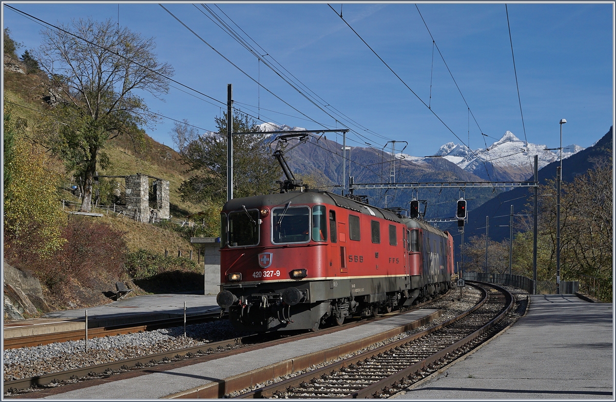 Die SBB Re 420 327-9 und eine Re 6/6, also eine  Re 10/10 , fahren mit einem Güterzug durch Lalden Richtung Norden.
25. Oktober 2017
