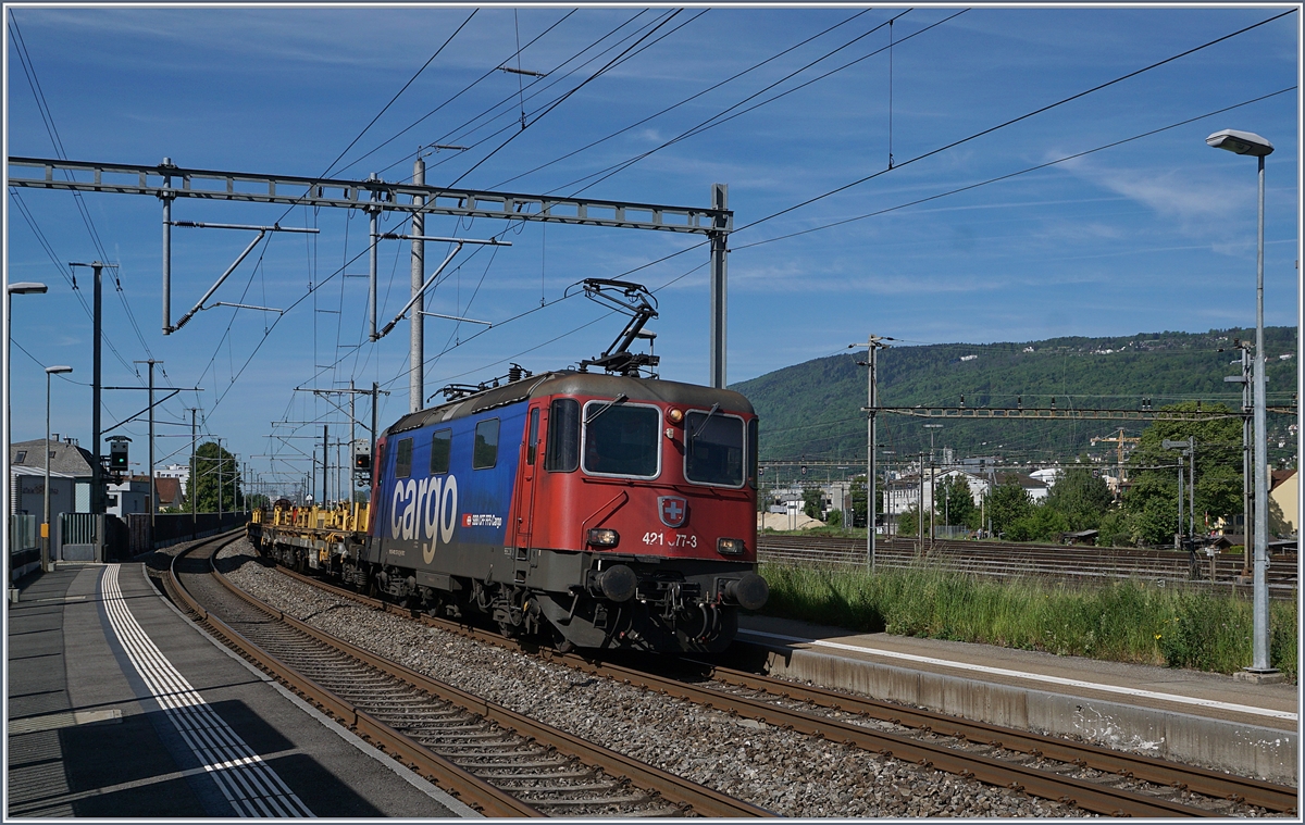 Die SBB Re 421 377-3 fährt mit einem Güterzug durch die Haltestelle Biel Mett, rechts im Bild ist der Rangierbahnhof zu sehen.
16. Mai 2017