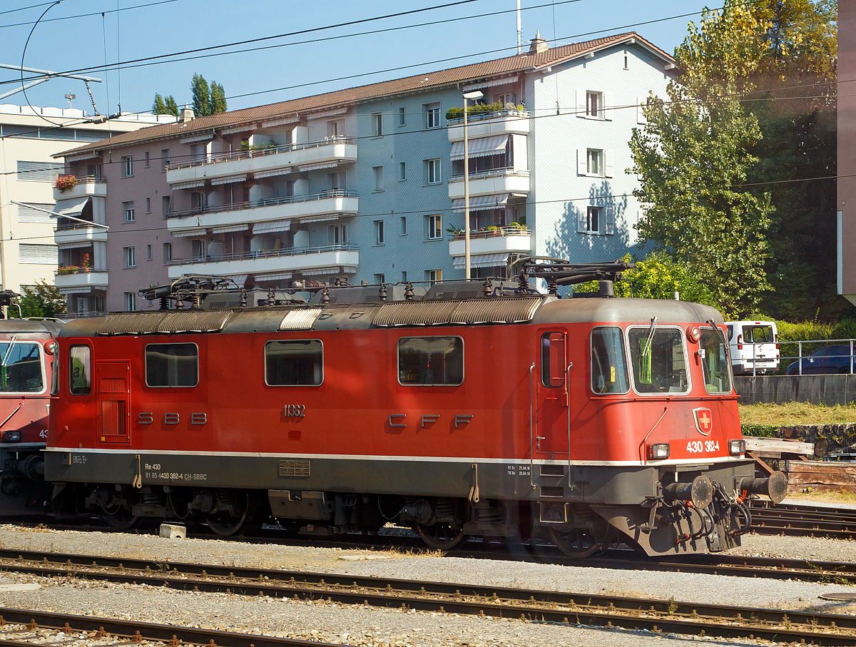 Die SBB Re 430 362-4  (91 85 4430 362-4 CH-SBBC), ex Re 4/4 III - 11362, abgestellt beim Bahnhof Luzern an 25.09.2016, aufgenommen aus dem Zug heraus.

Die SBB Re 4/4 III (Re 430 als private auch Re 436) ist eine vierachsige, viermotorige Lokomotive auf zwei Drehgestellen, sie sind bis auf das Getriebe identisch mit der Universallokomotive Re 4/4 II (Re 420), haben jedoch auf Grund der anderen mechanischen Übersetzung die verlangte Zugkraftspitze für die Rampenstrecken am Gotthard (und Lötschberg) im verlangten Geschwindigkeitsbereich von 80 km/h. Sie haben aber deshalb auch eine geringere Höchstgeschwindigkeit von 125 km/h und wurden speziell für den Gotthardverkehr im Personen- wie auch im Güterverkehr eingesetzt. Seit der Zuteilung zur Flotte von SBB Cargo sind sie vermehrt auch im Flachland in Güterverkehr eingesetzt.

Die Radsätze sind über Schraubenfedern am Drehgestellrahmen abgestützt. Das Drehgestell ist sekundär mit Schraubenfedern (ursprünglich Gummifedern) tief angehängt am Lokomotivkasten abgestützt.
Die Zugkraftübertragung erfolgt über Tiefzugstangen von den Drehgestellen an den Lokomotivkasten.

Um einen besseren Kurveneinlauf des nachlaufenden Drehgestells zu ermöglichen, wurde zwischen den zwei Drehgestellen eine elastische Querkupplung eingebaut.

Technische Daten:
Spurweite:  1.435 mm (Normalspur)
Achsfolge:  Bo'Bo'
Gebaute Stückzahl:  21
Hersteller: SLM / BBC / MFO / SAAS 
Dienstgewicht: 80 t
Länge über Puffer: 15.410 mm
Drehzapfenabstand:  7.900 mm
Achsabstand im Drehgestell: 2.800 mm
Treibraddurchmesser: 	1.235 mm
Breite:  2.970 mm
Höhe:  4.415 mm
Leistung: 4.700 kW (6.320 PS)
Stundenzugkraft: 197 kN
Anfahrzugkraft: 280 kN
Höchstgeschwindigkeit: 125 km/h
Getriebeübersetzung:  28:87
Bergleistung : 580-Tonnen-Zug auf 26 ‰ Steigung bei 80 km/h
Stromsystem:  15 kV, 16,7 Hz AC

