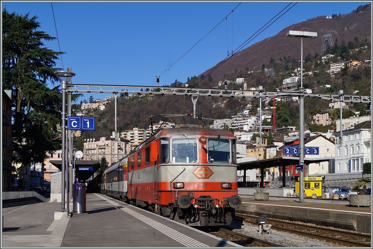 Die SBB Re 4/4 II 11109 in  Swiss-Express  wartet mit dem IR 2268 nach Z�rich in Locarno auf die Abfahrt. 
19. M�rz 2014