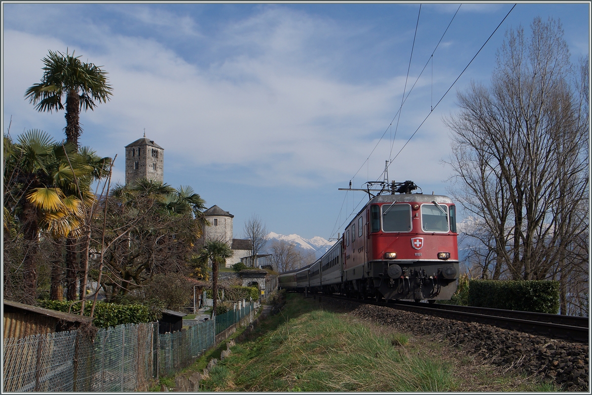 Die SBB Re 4/4 II 11198 erreicht mit dem IR 2323 von Arth Goldau nach Locarno in wenigen Minuten sein Ziel.
18. März 2015 