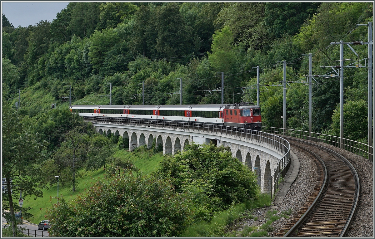 Die SBB Re 4/4 II 11153 erreicht in Kürze mit ihrem IR 2822 von Zürich nach Schaffhausen die Haltestelle Neuhausen Rheinfall, freilich fährt der IR hier ohne Halt durch.
18. Juni 2016