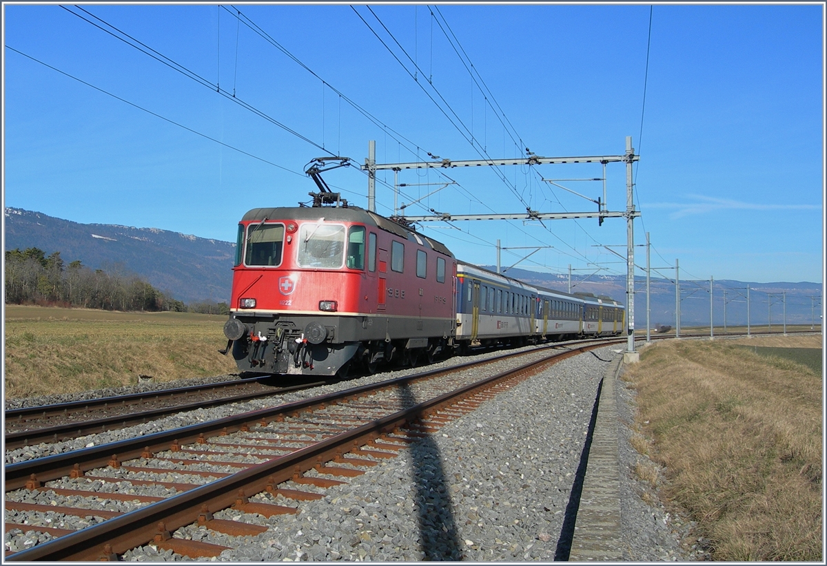 Die SBB Re 4/4 II schiebt ihre Regionalzug von Vallorbe in der weiten 180 Grad Kurve oberhalb von Arnex Richtung Lausanne.
23. Jan. 2008