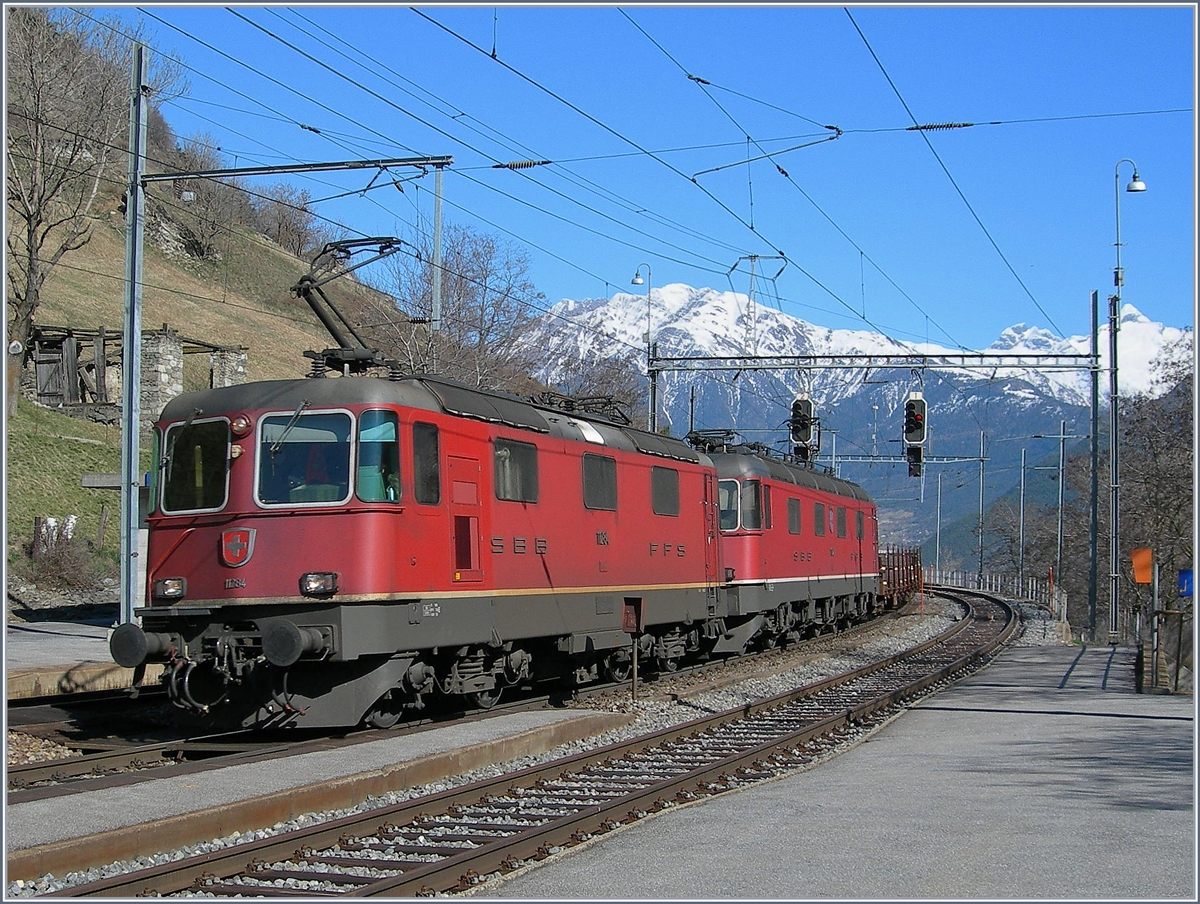 Die SBB Re 4/4 II 11284 und eine Re 6/6 mit einen Güterzug Richtung Norden bei der Durchfarht in Lalden. 
16.März 2007