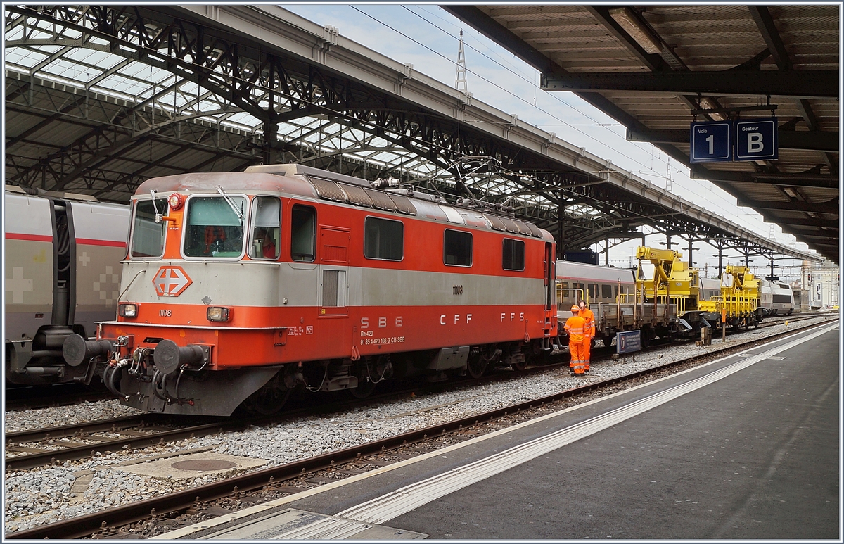 Die SBB Re 4/4 II 11108 (UIC 91 85 4 420 108-3 CH-SBB) ist mit einem kurzen Bauzug in Lausanne eingetroffen.
7. Juni 2018