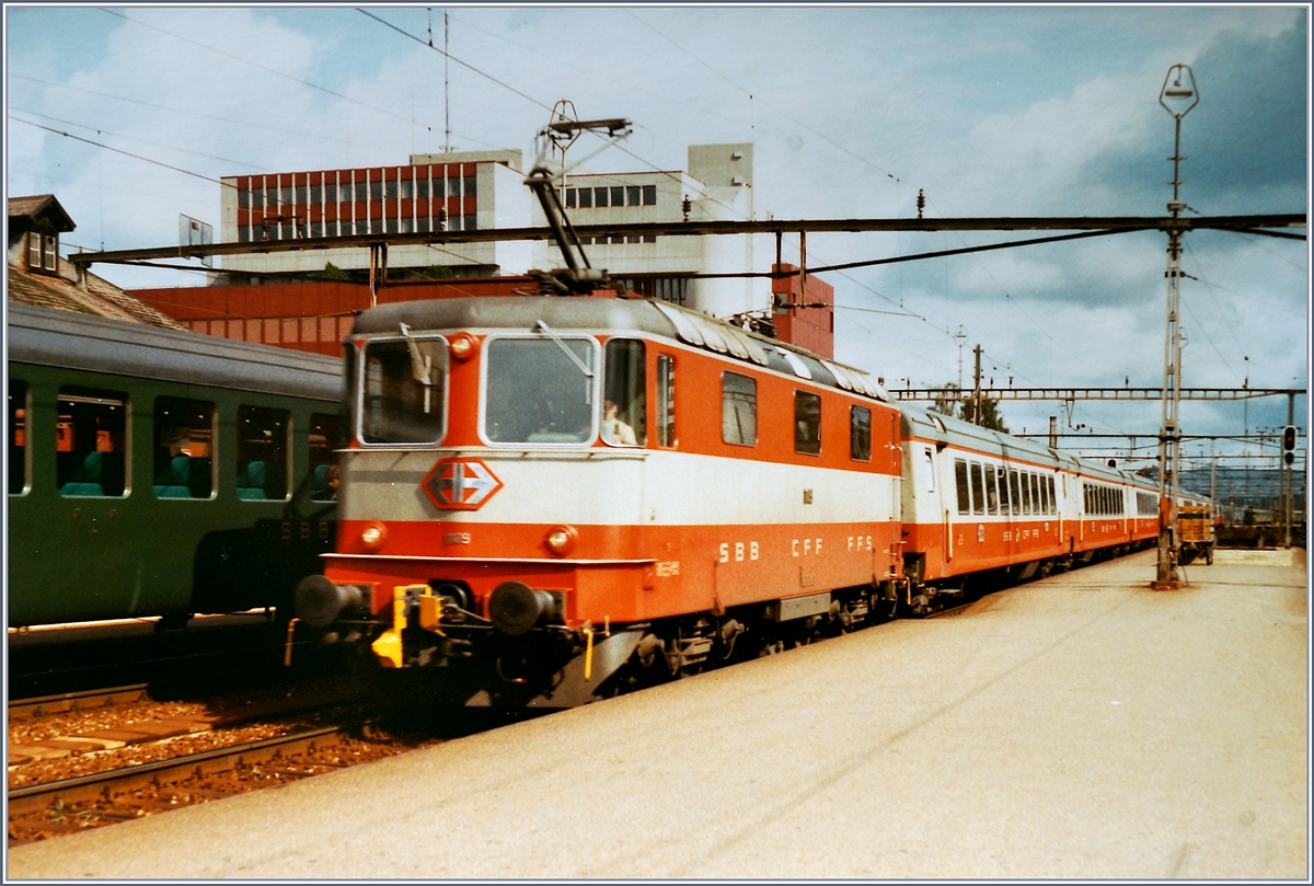 Die SBB Re 4/4 II 11109 fährt mit einem Swiss-Express IC 126 auf dem Weg nach Genève in Aarau durch. 

September 1984 


