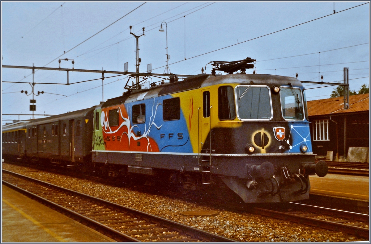 Die SBB Re 4/4 II 11181 mit einem Schnellzug nach Basel beim Halt in Grenchen Nord.

4. August 1984 