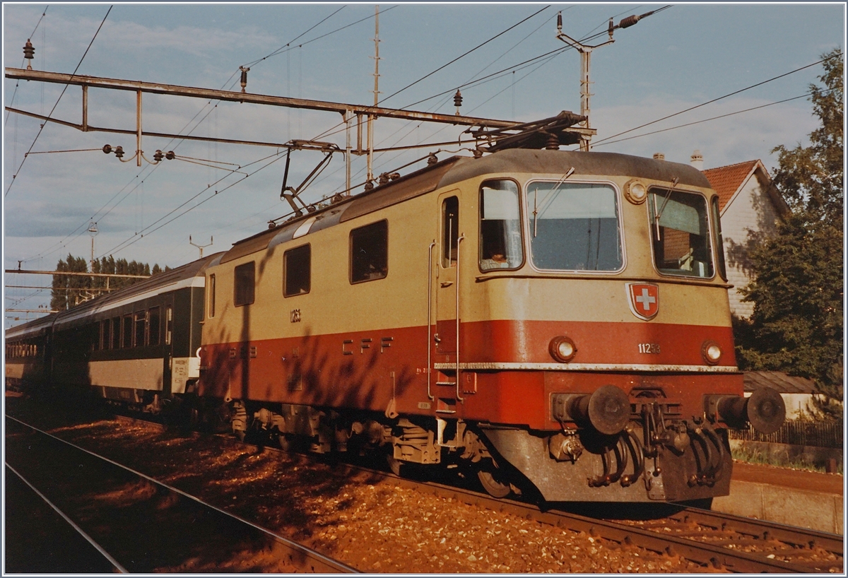 Die SBB Re 4/4 II 11253 mit dem (leider abgeschnitten) Schnellzug 538 Romanshorn -Zürich Biel/Bienne - Lausanne - Genève beim Halt in Grenchen Süd. 
Ausnahmsweise bestand der Schnellzug aus EW IV-Wagen (statt EW I/II). 

4. August 1984