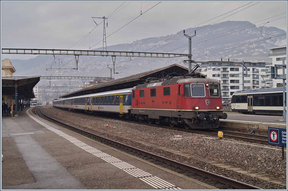 Die SBB Re 4/4 II 11197 (und am Zugschluss die Re 4/4 II 11194) mit einem Dispozug in einem IR90 Umlauf beim Halt in Vevey. 

30. Jan. 2020

 