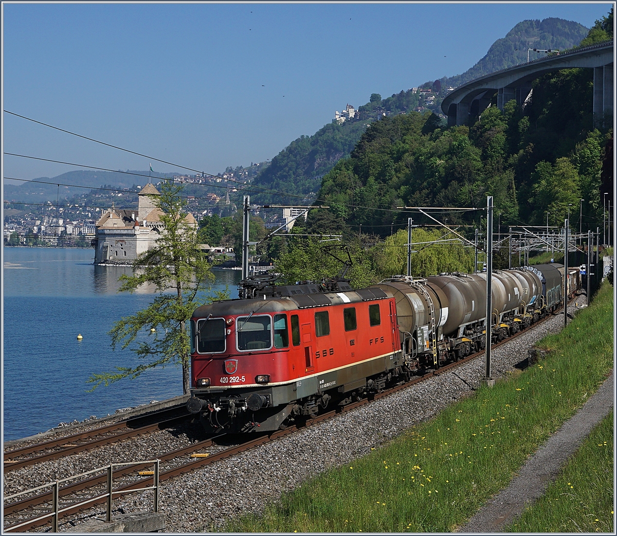 Die SBB Re 4/4 II 11292 (Re 420 292-5)  mit einem Güterzug kurz vor Villeneuve; im Hintergrund das Château de Chillon. 

22. April 2020