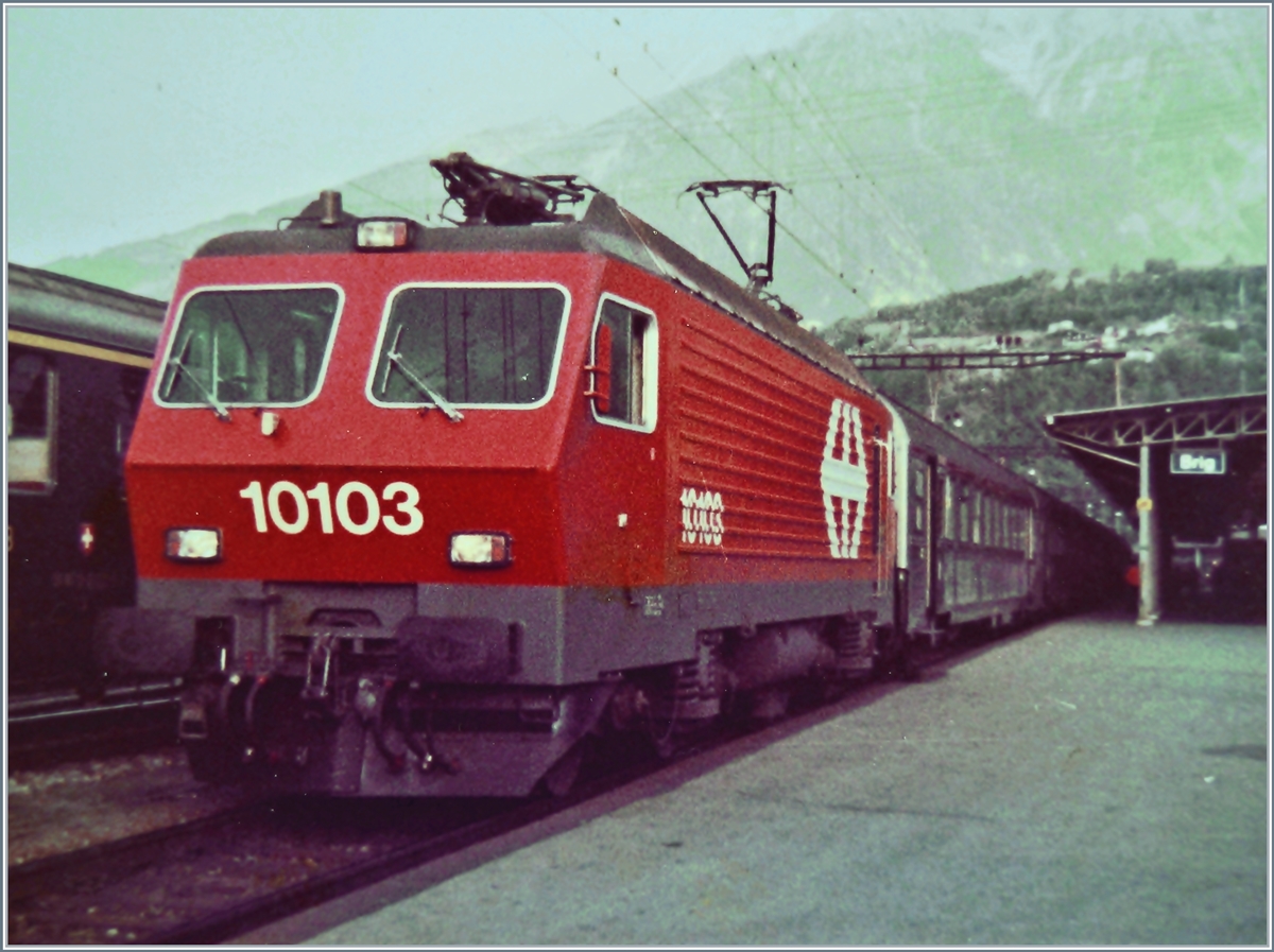 Die SBB Re 4/4 IV  Luino  10103 mit dem TEE 23 Cisalpin beim Halt in Brig.
18. Okt. 1983