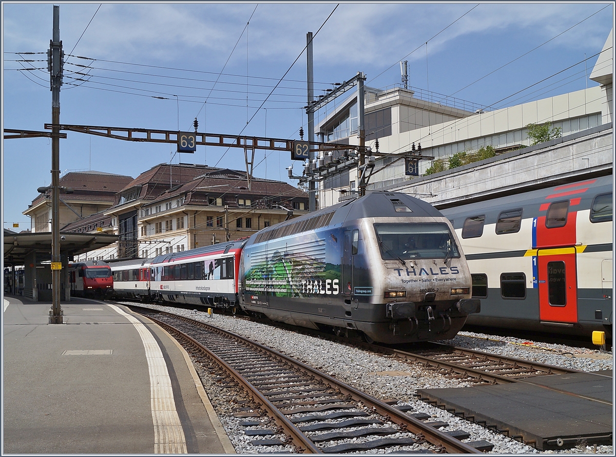 Die SBB Re 460 005-2  Thales  wartet in Lausanne mit dem neuen Infrastukurdiagnose -Wagen (UIC X 99 85 93-61 247-1 CH SBBI) und einem Bt auf die Abfahrt.
28. Mai 2018
