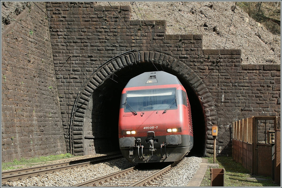 Die SBB Re 460 017-7 verlässt den 1509 Meter langen Pianotondo Kehrtunnel in der Biaschina.
3. April 2013