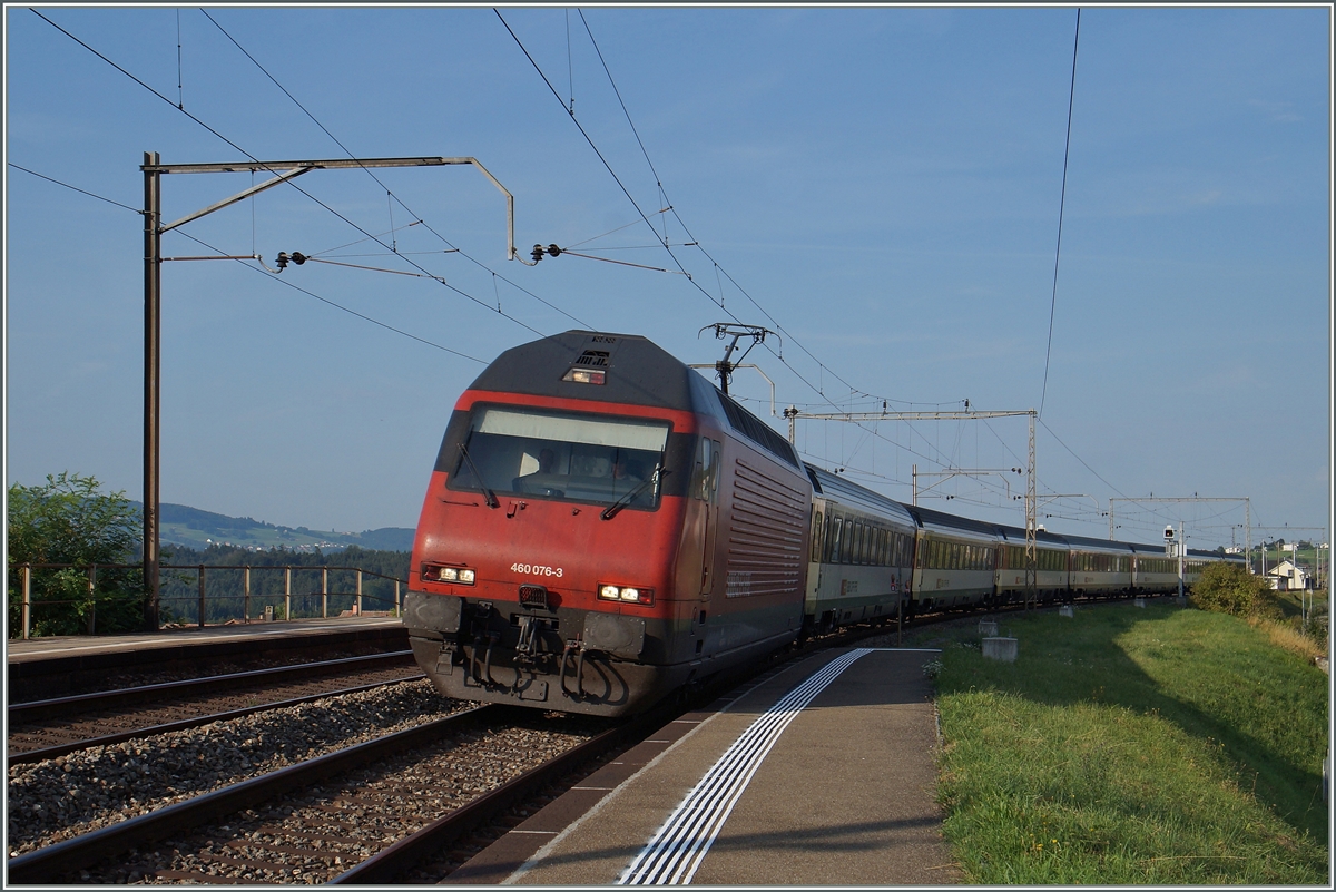 Die SBB Re 460 076-3 erreicht mit ihrem IR Genève Luzern Neyruz. 
6. Aug. 2015