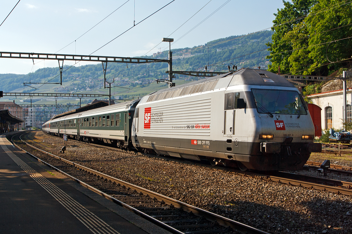 Die SBB Re 460 107-6  Glärnisch  (2012 noch mit Ganzwerbung  SF – Schweizer Fernsehen“)  mit einem IR am 26.05.2012 beim Halt im Bahnhof Vevey.

Die Lok wurde 1995 von der SLM unter der Fabriknummer 5674 gebaut, der elektrische Teil ist von ABB.
