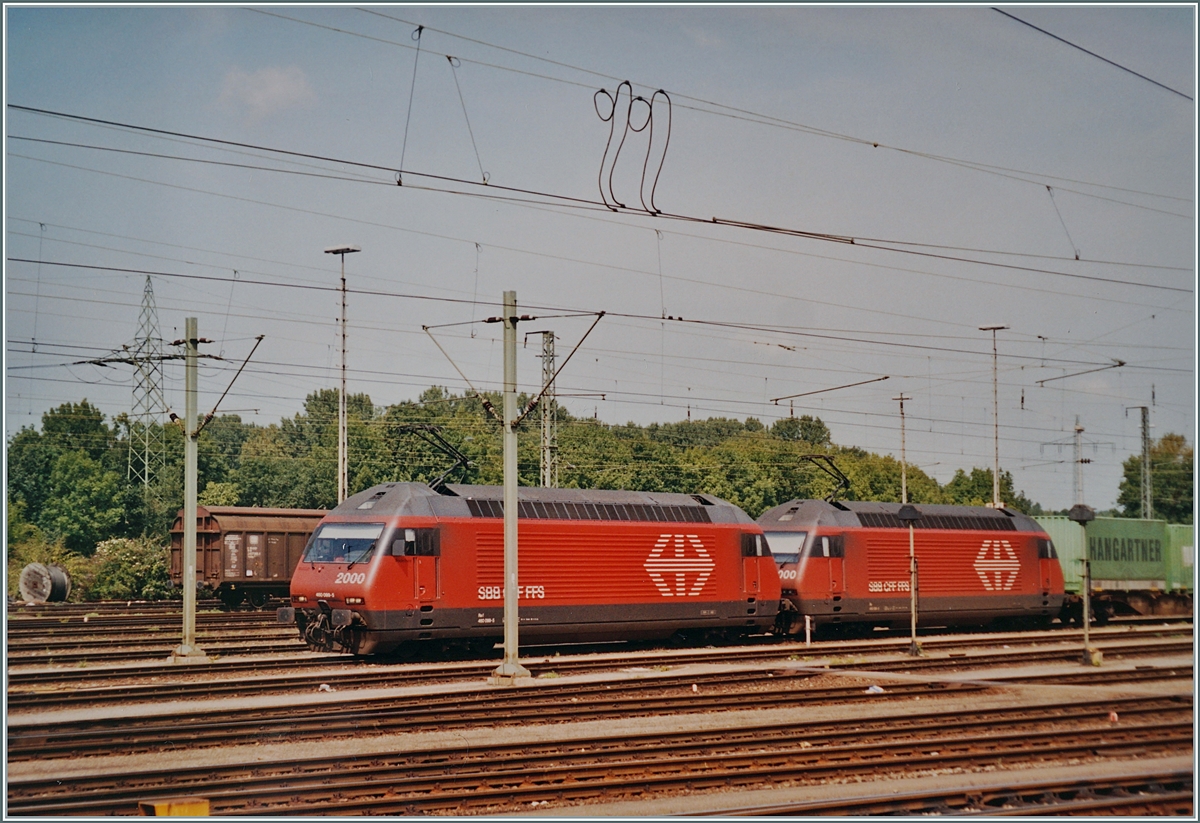 Die SBB Re 460 wurden als Universallok geplant und gebaut und anfangs auch als solche eingesetzt: Die SBB Re 460 116-7 und eine weitere warten in Weil am Rhein mit einem Güterzug auf die Abfahrt. 

ein Analogbild vom Herbst 2003