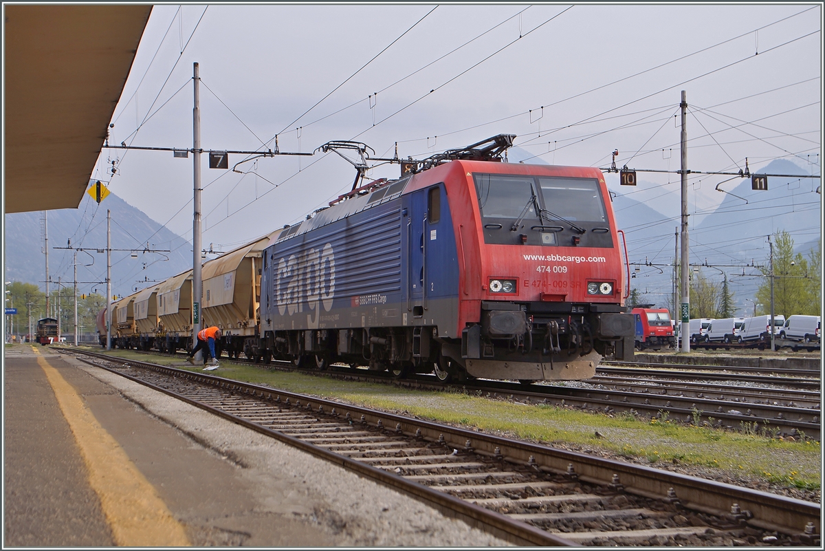 Die SBB Re 474 009 mit einem Nahg�terzug in Domodossola. 
11. April 2015