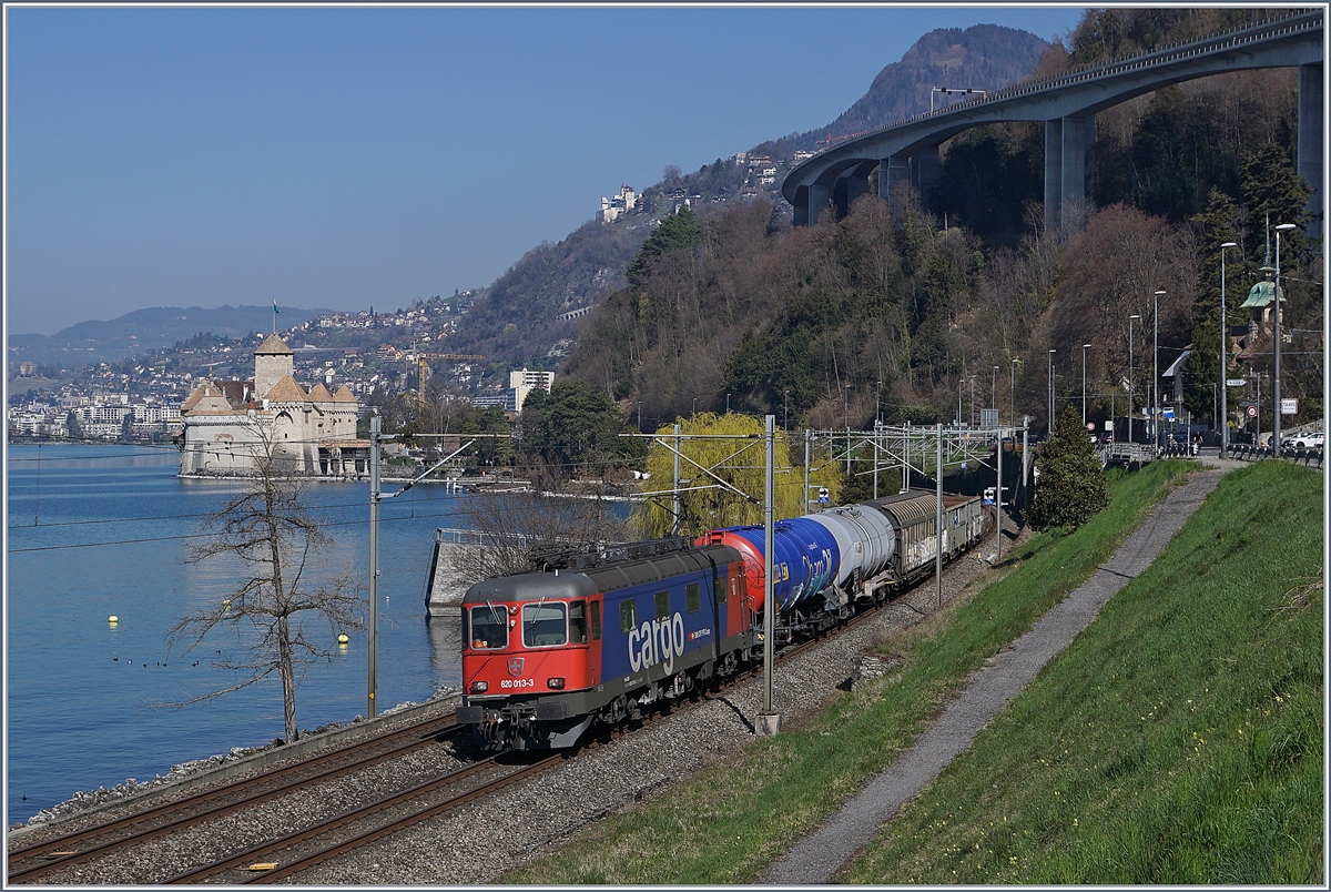 Die SBB Re 620 013-3 mit einem Güterzug beim Château de Chillon.

29. März 2019