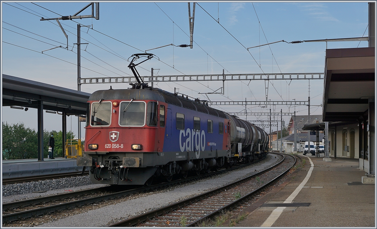Die SBB Re 6/6 11658 (Re 620 058-8)  Auvernier  wartet in Oensingen mit ihrem Keselwagenzug auf die Weiterfahrt. 

10. August 2020