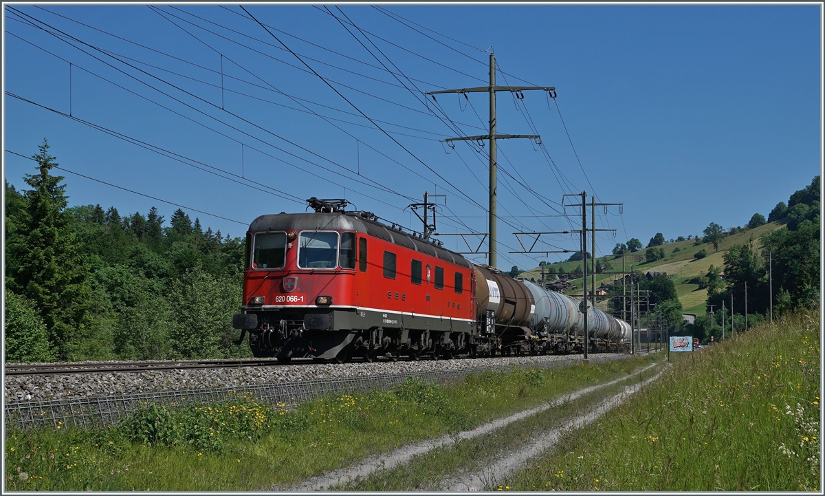 Die SBB Re 6/6 11666 / Re 620 066-1  Stein am Rhein  mit einem Güterzug bei Mülenen. 

14. Juni 2021
