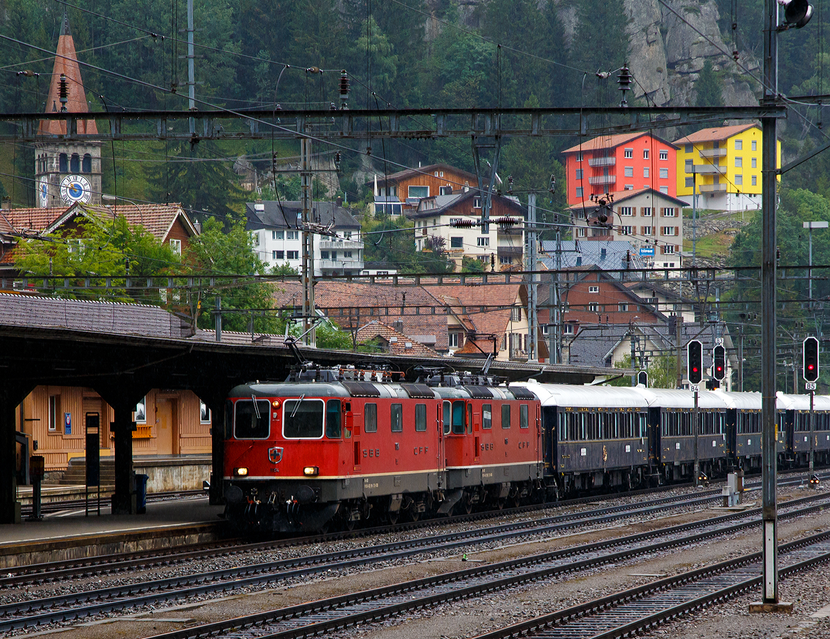 
Die SBB Re 8/8 (Re 4/4-11194 und Re 4/4-11156) erreicht mit dem Venice Simplon-Orient-Express (VSOE) nach Venedig am 02.08.2019, leider bei Regen, den Bahnhof Göschenen. 