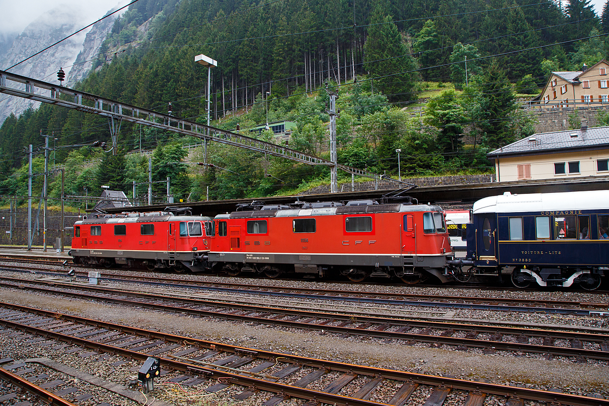 Die SBB Re 8/8 (Re 4/4-11194 und Re 4/4-11156) haben mit dem Venice Simplon-Orient-Express (VSOE) nach Venedig am 02.08.2019, leider bei Regen, den Bahnhof Göschenen erreicht.

Der Orient-Express, für mich der Zug der Züge, und dann noch auf dieser wunderbaren Strecke, der Gotthardbahn. Nur fehlt mir dafür etwas Sponsoring ;-)