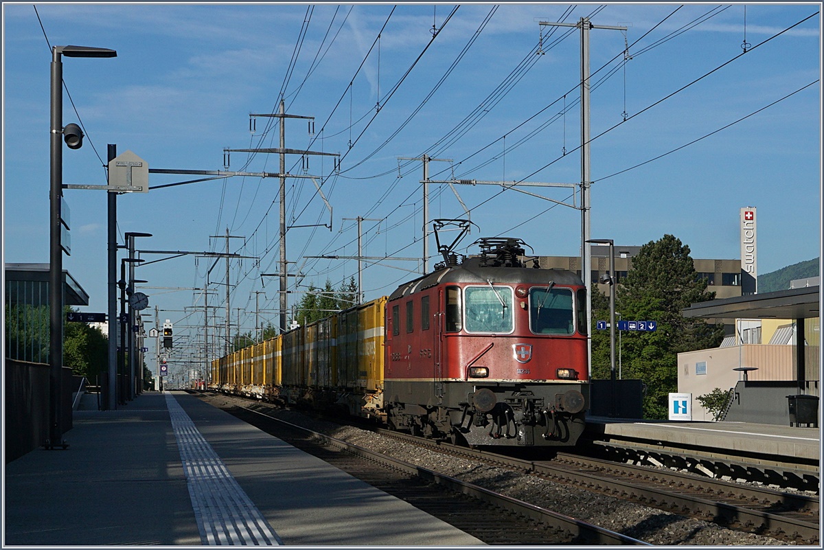 Die SBB Red 4/4 II 11234 f�hrt mit einem Postzug durch die Haltestelle mit dem langen Namen  Biel/Bienne B�zingenfeld/Champ-du-Boujean .
16. Mai 2017
