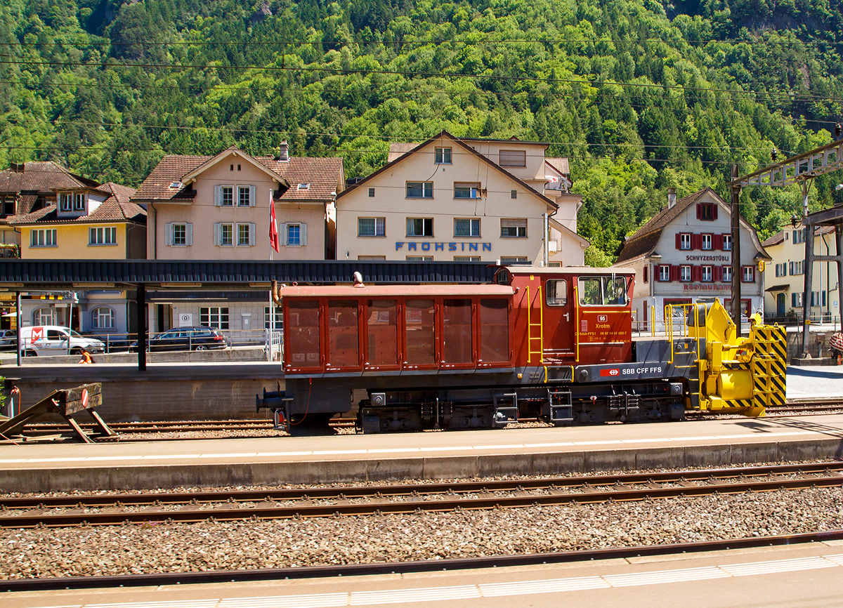 Die SBB selbstfahrende dieselhydraulische Schneeschleuder Nr. 95, Xrotm 99 85 94 91 095-7 CH-SBBI, abgestellt am 23.06.2016 im Bahnhof Erstfeld. Aufgenommen aus einem Zug heraus.

Die SBB erachtete ihre beiden dreiachsigen, 1967 von SLM/SAAS mit Beilhack-Schleuderwerk gebauten dieselelektrischen Schneeschleuder n Xrotm 97 und 98 als zu schwach f�r die Gotthard-Achse und bestellt so 1981 bei Beilhack in Rosenheim (heute Aebi Schmidt Group)  zwei Maschinen des Firmentyps HD 900 S. Diese wurden im Juni 1982 als SBB Xrotm 95 und 96 in Dienst gestellt und in Erstfeld und G�schenen stationiert. Der unmittelbare R�umeinsatz auf der Strecke beschr�nkt sich in den meisten Jahren auf wenige Wintertage, mit extremem Schneefall bzw. auf die Abtragung der von den Spurpfl�gen der Loks seitlich aufgeh�uften Randw�lle (mit auseinandergefahrenen Schleuderh�lften).

Die Doppelradschleudern System Beilhack arbeiten mit schnelllaufenden, gegensinnig rotierenden Schleuderr�dern von 1.300 mm Durchmesser. Deren Krummschaufeln beschleunigen das Schleudergut (Schnee) ohne �berm��ige Komprimierung gleichm��ig und werfen es durch die verstellbaren Lenkkamine aus. Auf dem nach vorne verl�ngerten Wurfradwellen sind Vorschneidefl�gel angebracht, deren Rotation mit 90 km/h (25 m/sec.) Umfangsgeschwindigkeit gegebenenfalls verdichtete Altschneelagen auflockert und f�r die Hohlschleuderschaufeln flie�f�hig macht. Bei Schneeh�hen �ber 1,5 m kommen zus�tzlich h�her liegende, verstellbare Vorschneidpropellerzum Einsatz. Die Unterkante des arbeitenden l�sst sich auf 10 oder 80 mm �ber Schienenoberkante festlegen, die profilwahrende Transportstellung ist angehoben 250 mm hoch. 

Das Fahrgestell (Rahmen und Drehgestelle) wurde von Kaelble-Gmeinder gebaut und zugeliefert. Es ist f�r 80 km/h ausgelegt und zugelassen. Der Fahrwerksrahmen st�tzt sich �ber Gummischichtfeder auf die seitlichen Konsolen der Drehgestelle ab. Die Fahrzeugbr�cke tr�gt den Maschinenraum, das F�hrerhaus und das Schleuderaggregat, r�ckseitig auch Pufferbohle und Kupplung. Gelagert ist Fahrzeugbr�cke mittels Drehkranz auf dem Fahrwerksrahmen, und kann mittels Hydromotor um 180�gedreht werden, somit ist es m�glich wieder in Gegenrichtung vorw�rts zu fahren. Beim Drehen muss man nur aufpassen das an beiden Seiten gen�gend Platz vorhanden ist, der Schwenkradius von der Gleismitte liegt bei 6,85 m.

Als Antriebsmotoren dienen drei gleiche luftgek�hlte 12-Zylinder KHD-Dieselmotoren vom Typ BF 12 L 413 FC (mit 19.1 l Hubraum). Die Fahr- und Schleudermotoren unterschieden sich nur in Steuerung und Leistungseinstellung (der Fahrantrieb 330 kW und die Schleuderradantriebe je 365 kW (2x). Die Maschinenraumt�ren sind einfache Gittert�ren ohne jede Schalld�mmung und ohne Flugschneefilter. Der Fahrantrieb ab Turbogetriebe erfolgt �ber eine durch den Drehkranzmittelpunkt gehende Vertikalwelle zum Verteilgetriebe im Fahrwerk.

Die Wurfweite wird bei Windstille ausschlie�lich von der Rotationsgeschwindigkeit der Schaufelr�der und dem Anstellwinkel der Auswurfkamine bestimmt. Die Raumdichte des Schnees, die von 30 kg/m� bei Pulverschnee bis 800 kg/m� bei gesetztem Altschnee variieren kann, schl�gt sich im Leistungsbedarf zu Buche, den die Antriebsaggregate aufbringen m�ssen, um die Schleuderr�der auf konstanten Touren zu halten. Das sek�ndlich erfasste Schneevolumen h�ngt ausschlie�lich von der Fahrgeschwindigkeit ab. Bei dichter Schneekonsistenz muss schleichend mit Teilf�llung gefahren werden, weil die begrenzte Motorleistung nicht den volumenm��ig m�glichen Durchsatz zul�sst. 

Das Drehmoment der beiden Schleudermotoren wird mechanisch �ber Kupplung und Dreiganggetriebe auf ein Verbindungsgetriebe und von da zum Wurfradantrieb �bertragen. Durch zur�ckschalten auf eine niedrigere Schleuderraddrehzahl reduziert sich die Wurfweite, bei gleicher Motorleistung wird aber ein h�herer F�llungsgrad der Wurfr�der (= h�here Arbeitsgeschwindigkeit) m�glich. Das Schleuderschild �berragt schon in der einfachen gesenkten Arbeitsstellung die regul�re Fahrzeugumgrenzung, erst recht mit ausgeschwenkten Rafferblechen, oder den bei Profilerweiterungsfahrten um bis zu 2 x 50 cm auseinandergefahrenen Schleuderh�lften. Der hinten angeordnete Spurpflug greift zwischen die Schienen bis auf 70 mm unter Schienenoberkante durch. Dementsprechend m�ssen die R�ummittel vor Hindernissen angehoben bzw. eingezogen werden. Die Bedienung der sehr komplexen Maschine erfordert zwei Triebfahrzeugf�hrer zus�tzlich einen ortkundigen Fahrtleiter. In die beiden Frontscheiben sind rotierende Klarsichtfenster eingef�gt, die Seitenfenster haben Scheibenwischer.
 
TECHNISCHE DATEN:
Baujahr: 1982
Gebaute St�ckzahl: 2
Spurweite: 1.435 mm (Normalspur)
Achsfolge:  B´B´
L�nge �ber Alles: 13.090 mm
Drehzapfenabstand: 4.500 mm
Achsstand im Drehgestell: 1.840 mm
gr��te Breite: 3.066 mm (4.750 mm beide Schleudern auseinander)
gr��te H�he �ber Schienenoberkante: 4.350 mm
Max. Schneeh�he: 3.500 mm
Dienstgewicht: 54 t
Motoren: drei luftgek�hlte12-Zylinder KHD-Dieselmotor vom Typ BF 12 L 413 FC (mit 19.1 l Hubraum).  Einen als Fahrantrieb und jeweils einen pro Schleuderrad.
Motorleistung Antrieb: 330 kW 
Motorleistung Schneeschleuder: 2 x 365 kW
H�chstgeschwindigkeit: 80 km/h

