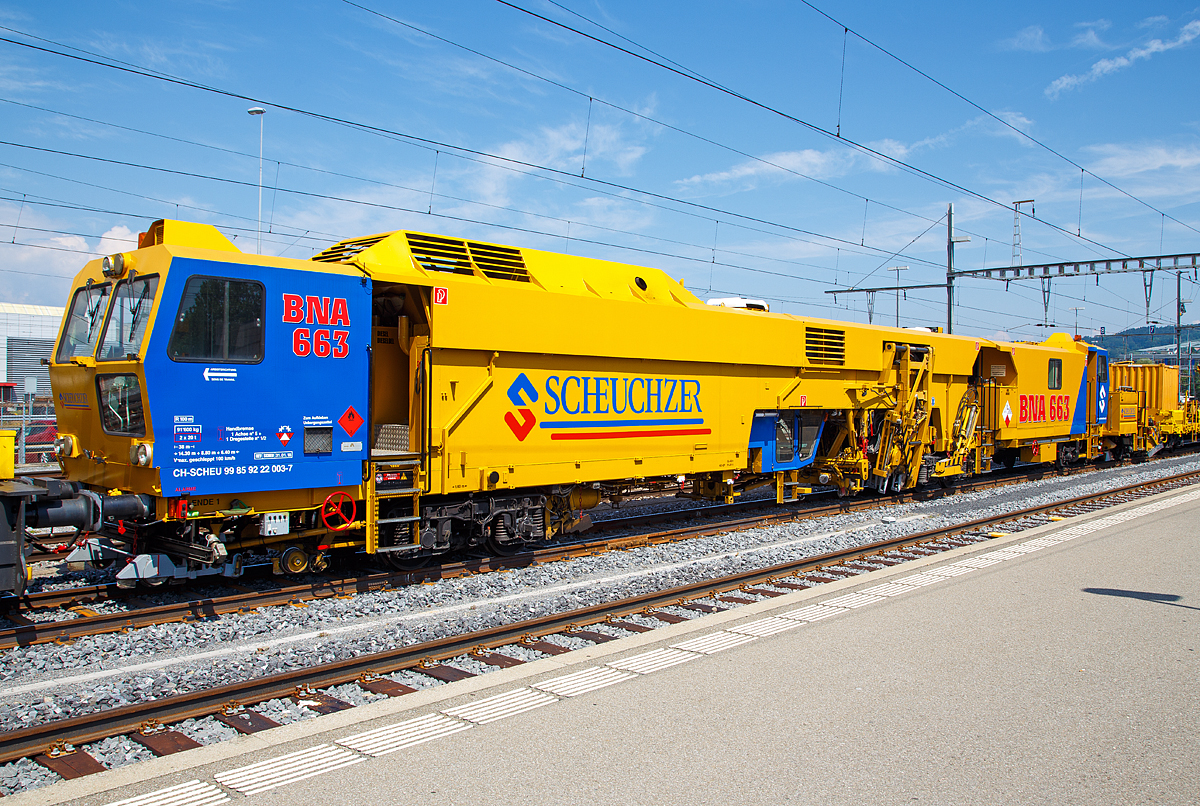 
Die Scheuchzer BNA 663, eine Matisa B 66 U Universalstopfmaschine mit Planieranhänger, CH-SCHEU 99 85 92 22 003-7 (SBB Nr.: VTmaas 40 85 95 81 037-1), am 18.05.2018 in einem Zugverband beim Signalhalt im Bahnhof Yverdon-les-Bains (VD).

Die Stopfmaschine wurde 1994 von Matisa S.A. (CH) unter der Fabriknummer 606 gebaut.

Die B 66 U ist eine Hochleistungs-Stopfmaschine, die sich durch Stopfwerkzeuge mit einer Reichweite von 2800 mm ab Gleismitte auszeichnet. Sie ist insbesondere für die Bearbeitung schwerer Weichen von Hochgeschwindigkeitsstrecken geeignet.

Technische Daten:
Spurweite: 1.435 mm     
Länge über Puffer : 38.000 mm    
Drehzapfenabstände: 14.300 + 8.800 + 6.400 mm
Achsabstand der Drehgestelle:  1.800 mm
Raddurchmesser: 840 mm
Höchstgeschwindigkeit: 80 km/h (Eigen) / 100 km/h geschleppt
Min. Kurvenradius im Fahrbetrieb: 100 m
Min. Kurvenradius im Arbeitsbetrieb: 150 m