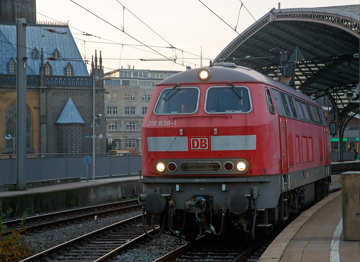 
Die Schlepplok 218 838-1 (92 80 1218 838-1 D-DB) der DB Fernverkehr AG, ex DB 218 373-9, fährt am 31.10.2015 durch den Hbf Köln in Richtung Deutz. 

Die V 164 wurde 1974 von Henschel in Kassel unter der Fabriknummer 31831 gebaut, 2006 erfolgte der Umbau und Umzeichnung zur ICE-Schlepplok