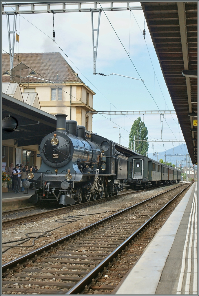 Die sch�ne A 3/5 705 man�vriert sich in Neuchatel an den Extrazug nach Murten.
25. Juni 2011