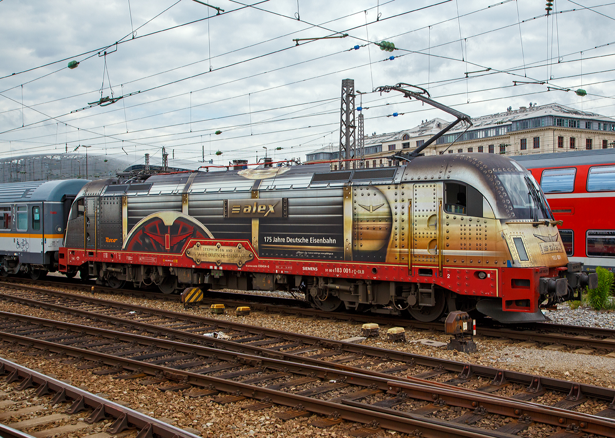 Die schöne ALEX Lok 183 001-7  (91 80 6183 001-7 D-DLB)  175 Jahre Deutsche Eisenbahn  schiebt am 06.06.2019 einen ALEX-Zug aus den Hbf München. Das Design ist von der Österreicherin Gudrun Geiblinger und angelehnt an die Lokomotive  Adler  

Die Siemens ES64U4 (Taurus III) wurde 2007 von Siemens in München unter der Fabriknummer 21130 gebaut. Eigentümer ist HANNOVER LEASING GmbH & Co. KG in Pullach und der Fahrzeugnutzer (Mieter) Die Länderbahn GmbH (DLB).


Die Elektrolokomotiven der Baureihe BR 183 (Siemens ES64U4 bei der ÖBB auch Taurus III genannt), sind Mehrsystem-Drehstrom-Universallokomotiven, die auf der Technik der Siemens-EuroSprinter-Typenfamilie basieren. Seit 2006 werden die Loks im grenzüberschreitenden Planverkehr eingesetzt. Die ÖBB besitzen derzeit 50 Lokomotiven, davon hält die letzte mit 357 km/h den Geschwindigkeits-Weltrekord für konventionelle Elektrolokomotiven.


Das Rollout der ersten Lok war am 31. März 2005 im Siemens-Werk München-Allach. Die Lok entspricht im elektrischen und elektronischen Teil zwar weitgehend der Siemens ES64F4, sieht von außen jedoch weitgehend wie eine ES64U2 (ÖBB 1116 / DB 182) aus. 

Die Detailänderungen sind:
Der Wagenkasten ist um 300 mm länger;
vier konventionelle Türen, statt zwei und Notausstiege;
Verkleidung der Dachaufbauten;
gegenüber der 1116 abgesenkter Dachmittelteil, um das Lichtraumprofil nach UIC 505 einzuhalten;
LED-Beleuchtung wie bei BR 189/ES64F4;
Griffstange für den Rangierer bis zu den Ecken gezogen und
das vom Vorgänger ES64U2 bekannte Anfahrgeräusch mit dorischer Tonleiter ist entfallen.

Um Masse zu sparen, wurde der Haupttransformator 2,5 Tonnen leichter ausgeführt. Deshalb ist die maximale Leistung der Lok etwas kleiner als die der Vorgängerbaureihe: Dauerleistung 6 MW, Stundenleistung 6,4 MW.
Diese, wie auch die Schwestern (183 003–183 005), führ den ALEX-Verkehr beschafften  fünf Lokomotiven haben zwar den Kasten der ES64U4, sind aber reine Wechselstromloks für 15 kV/16,7 Hz und 25 kV/50 Hz sind. Die offizielle Bezeichnung der Loks lautet ES64U4-G und ist für Deutschland und Österreich zugelassen.



TECHNISCHE DATEN: 
Spurweite:  1.435 mm
Achsanordnung:  Bo`Bo`
Länge über Puffer: 19.580 mm
Drehzapfenabstand: 9.900 mm
Drehgestellachsstand: 3.000 mm
Laufdurchmesser (neu): 1.150 mm
kleinster befahrbarer Krümmungsradius: 90m
Dienstgewicht: 87 t
Dauerleistung:  6.000 kW
Anfahrzugkraft 300 kN
max. elektrische Bremskraft:  150 kN (15t)
Oberspannungen/Frequenz: 15 kV / 16 2/3Hz und 25 kV 50 Hz
Höchstgeschwindigkeit:230 km/h
Bauart der Bremsen:  KE-GPR-E mZ (D) (ep)
Antrieb:  Kardan-Gummiringfederantrieb
elektr. Antrieb:  4 Stück Drehstrom- Asynchron