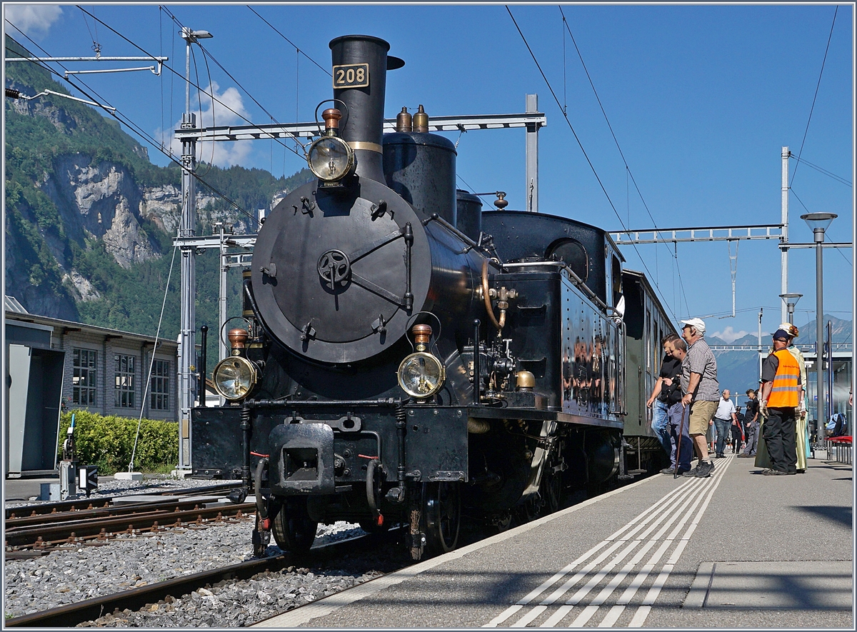 Die schöne SBB Brünig Bahn Tallok G 3/4 208 der Ballenberg Dampfbahn ist in Meiringen angekommen. Zu meinem Leidwesen wurde die Lok dann auf einer Drehschiebe gedreht und war für die folgenden Bilder das Tages etwas  unglücklich im Licht .
30. Juni 2018