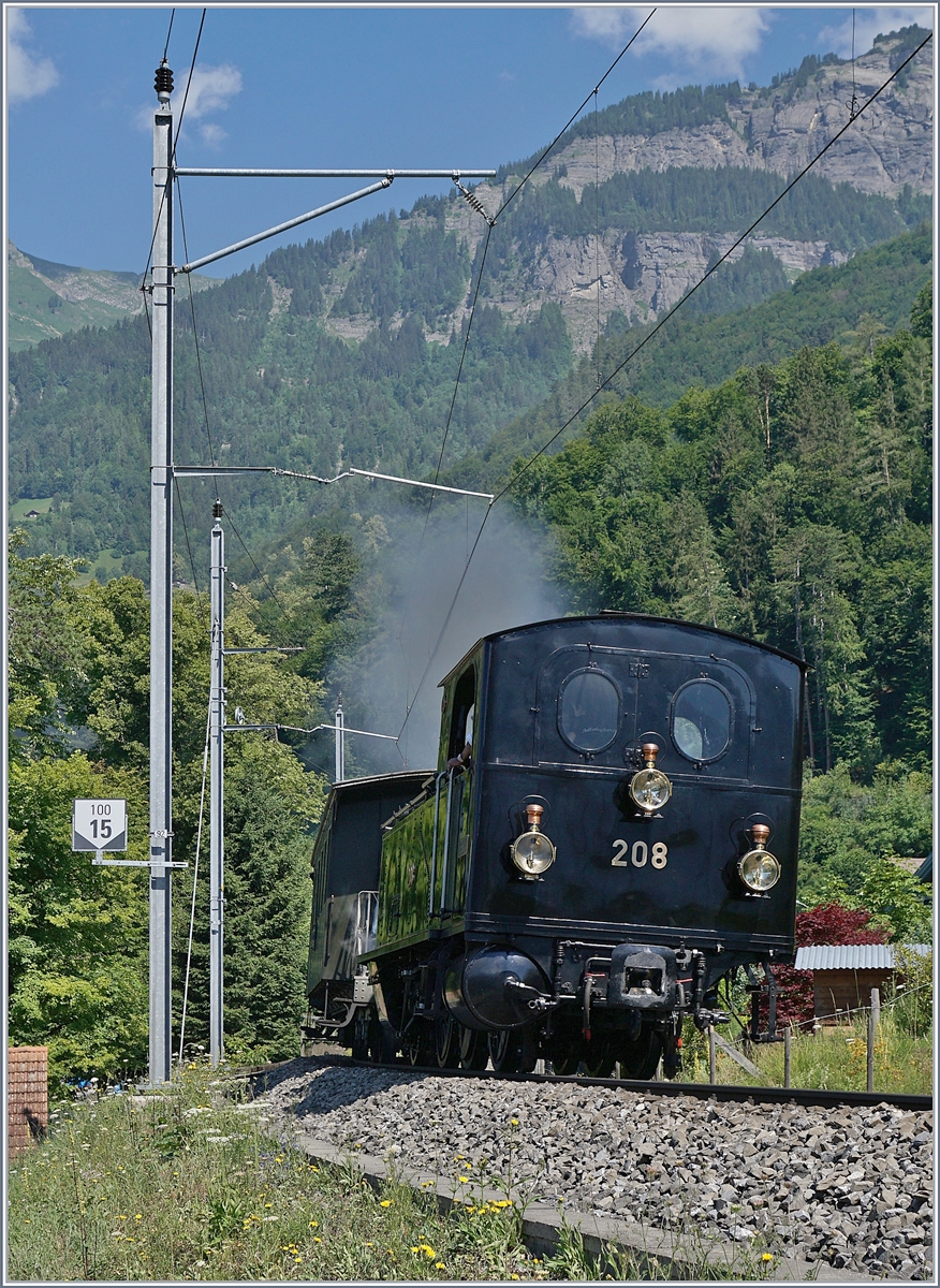 Die schöne SBB Brünig Bahn Tallok G 3/4 208 der Ballenberg Dampfbahn auch von der Tenderseite her einen gewissen Charme, hier auf der Fahrt nach Meiringen kurz nach der Abfahrt in Brienz. 

Schweizer Dampftage Brienz 2018

30. Juni 2018