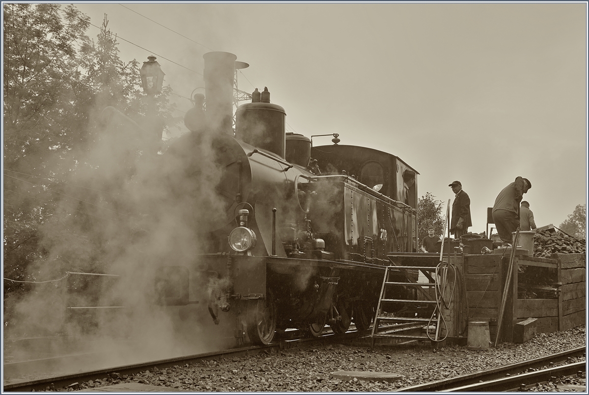 Die schöne SBB G 3/4 208 (Gastlok der Ballenberg-Dampfbahn) bie der Bekohlung in Chaulin.
10. Mai 2018 