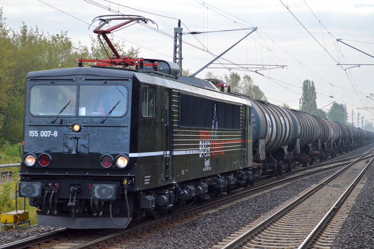 Die schöne schwarze Erfurter Bahn Service 155 007-8 (90 80 6155 007-8 D-EBS) hat jetzt zusätzlich noch eine Logo-Beklebung erhalten, hier am 20.09.17 Berlin-Hohenschönhausen mit Kesselwagenzug (leer) Richtung Stendell.