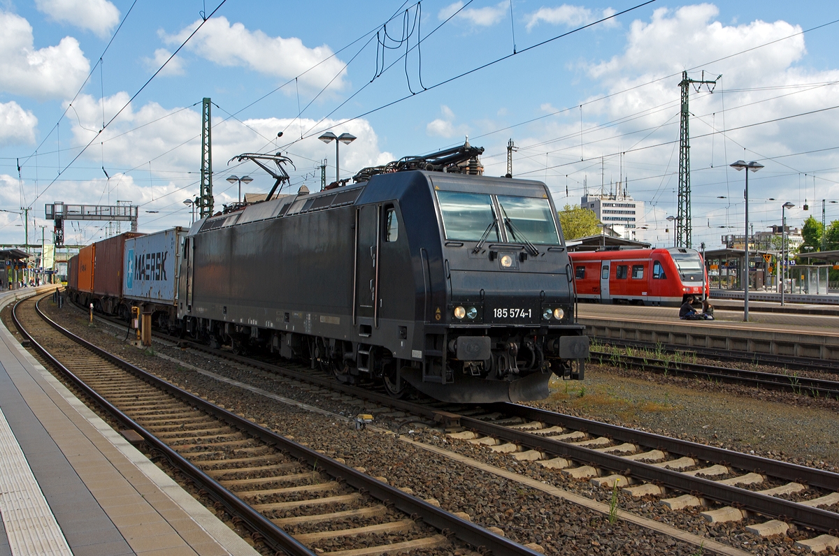 
Die schwarze MRCE Dispolok 185 574-1 zieht einen Containerzug am 03.05.2014 durch den Bahnhof Gießen in Richtung Frankfurt am Main. 

Die TRAXX F140 AC2 wurde 2006 bei Bombardier in Kassel unter der Fabriknummer 34135 gebaut. Sie trägt die NVR-Nummer 91 80 6185 574-1 D-DISPO und hat die EBA-Nummer EBA 03J15D 026.