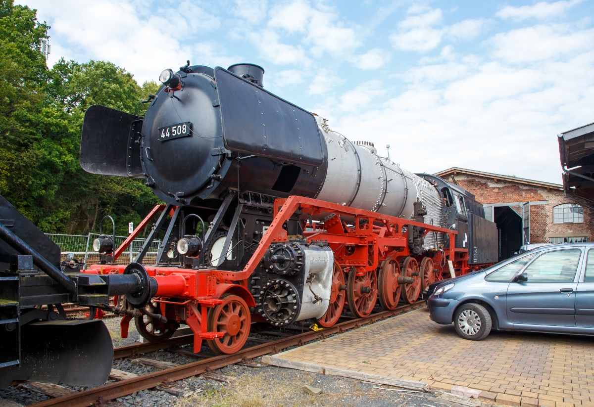 
Die schwere Güterzug-Dampflokomotive 44 508, ex DB 044 508-0, steht am 12.09.2015 vor dem Lokschuppen vom Erlebnisbahnhof Westerwald der Westerwälder Eisenbahnfreunde 44 508 e. V. hier war Museumstag. Die Lok ist Eigentum vom DB-Museum und eine Leihgabe an die Eisenbahnfreunde, die nach ihr ihren Verein genannt haben. Wie man sieht, gibt es noch viel zu tun bis sie wieder im alten Glanz erstrahlen kann.

Die Dampflokomotive 44 508 wurde im Jahr 1941 von der Lokomotivfabrik Krauss-Maffei in München unter der Fabriknummer 16113 gebaut und an die DR geliefert. Nach dem Krieg blieb sie im Westen und wurde so 1949 als 44 508 in den Bestand der Deutsche Bundesbahn aufgenommen, mit der Einführung des EDV-Nummernschemas wurde sie zum 01.01.1968 in 044 508-0 umgezeichnet.
Bis zu ihrer Außerdienststellung im Jahre 1977 legte sie eine Strecke von über 1.9 Millionen Kilometern zurück.