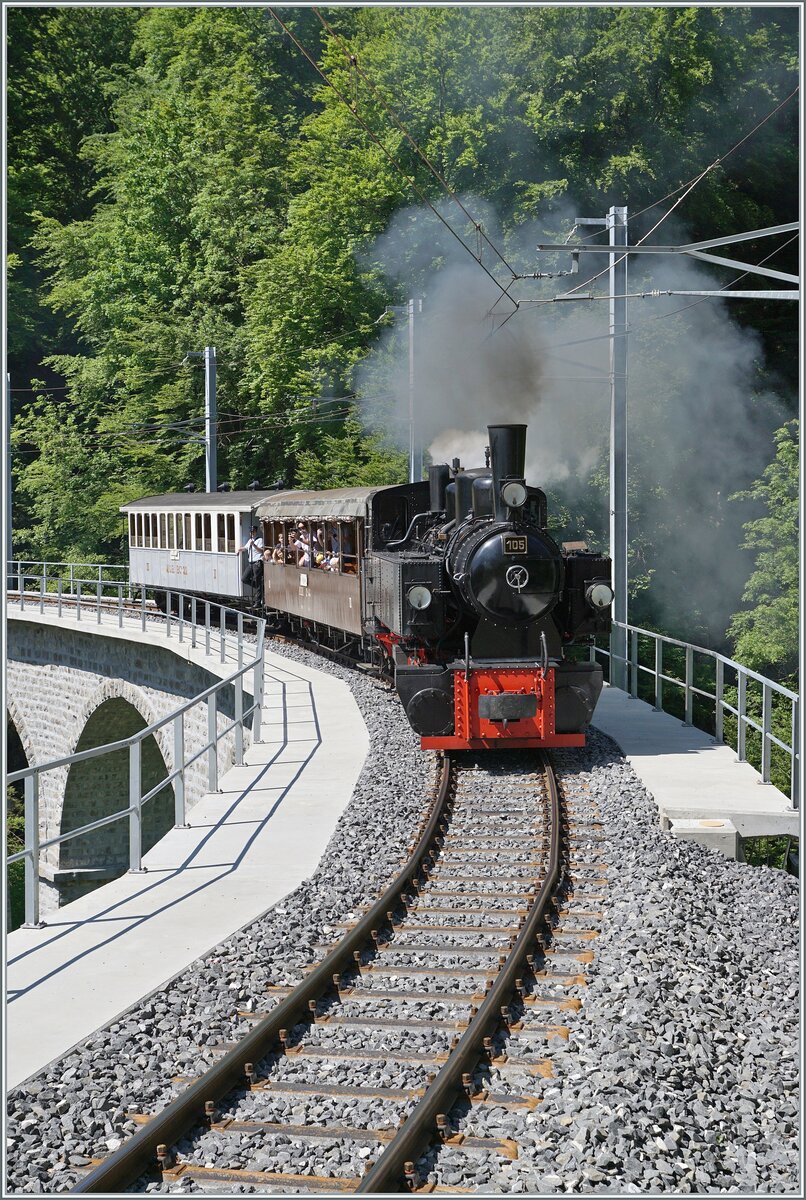 Die SEG G 2x 2/2 105 dampft bei  Vers chez Robert  über den frisch sanierten Baye de Clarens Viadukt. Die MOB hat keine Mühe und Kosten gescheut neben der Restaurierung (ohne Streckenunterbruch für den Museumsbahnverkehr!) auch etliche Streckenabschnitte zwischen Chamby und Blonay mit neuen Gleisen und Fahrleitung ausgestattet.

18. Mai 2025