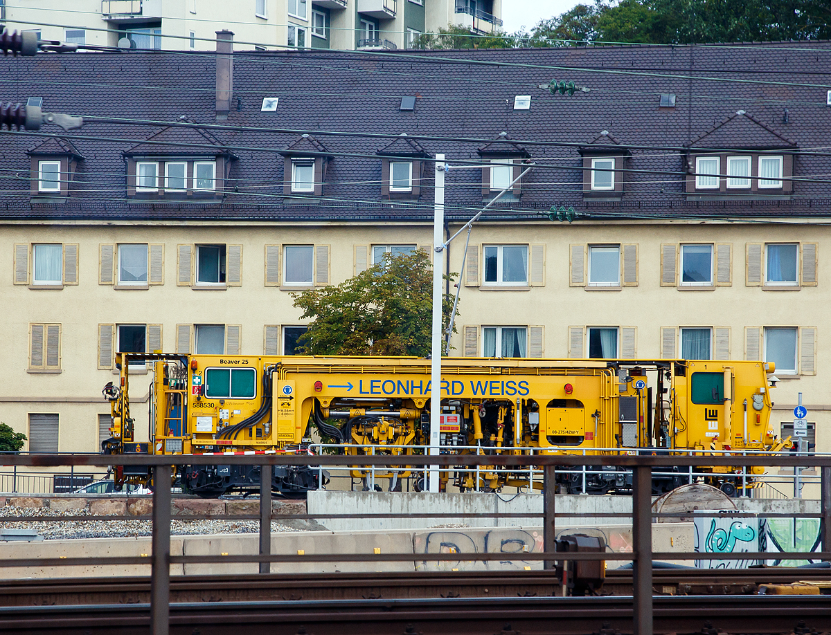 Die Selbstverladbare Plasser & Theurer Zweiwegestopfmaschine Typ Plassermatic 08-275/4 ZW-Y (Universal-Stopfmaschine PLM), Schweres Nebenfahrzeug Nr. 97 43 43 519 14-2, „Schwarzer Peter“ der LW - Leonhard Weiss (Göppingen), ex Strukton Railinfra (NL) „Beaver 25”, am 12.09.2017 in Stuttgart´, aus einem Zug heraus fotografiert. 

Selbstverladbare, zyklisch arbeitende Zweiwege 1-Schwellen-Nivellier-, Hebe-, Richt- und Stopfmaschine wurde 2008 von Plasser & Theurer unter der Fabriknummer 1319 gebaut.

Die Maschine ist geeignet zum Nivellieren, Heben, Richten und Stopfen von Weichen, Kreuzungen und Gleisen. Durch die Ausstattung mit vier Verladehubzylindern kann sich die Maschine selbstständig aus- und eingleisen. Mittels eines integrierten Drehschemels kann sie im Gleis gedreht werden und so die Arbeitsrichtung ändern. Mit einer separaten Messfahrt kann die Gleisanlage nach dem Stopfvorgang automatisch protokolliert werden. Die Maschine stopft Y-Schwellen.

Zweiwegefahrbare Maschine heißt hier nicht dass sie eigene Räder für den Straßenverkehr besitzt, sondern sie kann sich mit eigener Kraft auf einen Tieflader verladen. Diese Spezialmaschine wird mit vier Verladehubzylindern und einem Drehschemel auf einen Tieflader verladen. Somit ist ein schienenunabhängiger Transport zur und von der Baustelle möglich. Ebenso kann sich dieser Maschinentyp ohne fremde Ladehilfe aus eigener Kraft auf das Gleis setzen. Das Eingleisen bei sehr schmalen Wegübergängen erfolgt quer zur Fahrtrichtung. Die Maschine wird mit den Hubzylindern vom Tieflader angehoben, dieser fährt darunter raus und die Maschine wird mittels Drehschemel gedreht und auf das Gleisgesetzt.

Technische Daten:
Spurweite: 1.435 mm
Länge über Puffer: 14.840 mm
Drehzapfenabstand: 8.000 mm
Achsabstand in den Drehgestellen: 1.800 mm
Höhe über SOK: 3.070 mm
Breite: 2.490 mm
Eigengewicht: 45.400  kg
Max. Eigenfahrgeschwindigkeit: 80 km/h
Min. Fahr- bzw. Arbeitsradius (Gleisbogen): 20 m / 50 m
Zur Mitfahrt zugel. Personen: 4
Streckenklasse: B2 oder höher
