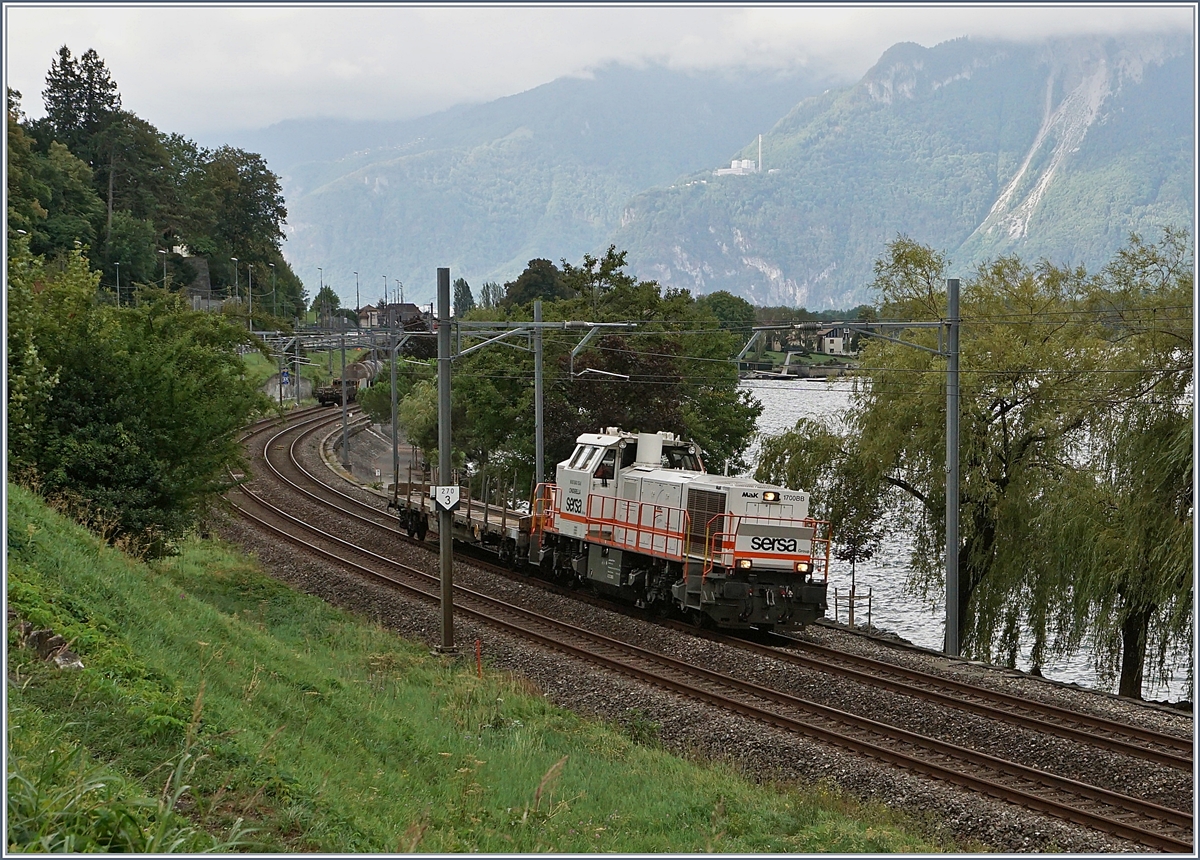 Die sersa Am 843 153-8 (UIC 94 85 5843 1536-8) kurz nach Villeneuve auf der Fahrt in Richtung Lausanne.

30. August 2018
