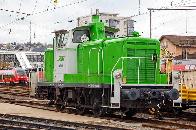 
Die SETG V60.01 (98 80 3361 234-8 D-SETG) ist am 28.10.2018 im S�dwestf�lische Eisenbahnmuseum in Siegen abgestellt.

Die V60 der schweren Bauart wurde 1963 von MaK unter der Fabriknummer 600470 gebaut und als V 60 1234 an die DB geliefert, 1968 erfolgte die Umzeichnung in 261 234-9, eine weitere Umzeichnung (nach Einstufung als Kleinlok) in 361 234-8 erfolgte 1987. 

Nach der Ausmusterung 2001 bei der DB ging sie ans DB Museum, welches bis 2007 Eigent�merin war. 2007 ging sie an die ELV - Eisenbahn Logistik Vienenburg als V 60 234 (98 80 3361 234-8 D-ELV), bis sie 2017 an die SETG - Salzburger Eisenbahn TransportLogistik GmbH ging.