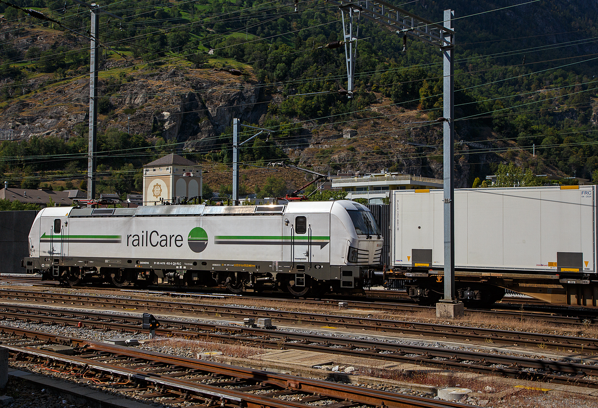 Die Siemens Vectron AC DPM (Diesel Power Modules) bzw. LM (Last Mile Diesel) Rem 476 453 „Waadt / Vaud“ (91 85 4476 453-6 CH-RLC) der railCare AG fährt am 07.09.2021 vom Simplon kommend durch Brig in Richtung Spiez. 

Die Lok wurde 2007 Siemens in München-Allach unter der Fabriknummer 22292 gebaut.

Diese topmodernen Lokomotiven weisen eine Leistung von 6.400 kW (8.700 PS) auf. Das eingebaute Diesel-Power-Modul ermöglicht das Rangieren ohne Fahrdraht. Zusätzlich sind die Vectron-Lokomotiven von Siemens mit einer Funkfernsteuerung  und einer halbautomatischen Bremsprobe ausgerüstet. Die sieben Loks der railCare AG mit Sitz in Härkingen haben die Zulassungen für Deutschland, Österreich und die Schweiz (D / A / CH) und Höchstgeschwindigkeit von160 km/h. Sie wurden 2017 bis 2018 von Siemens in München-Allach gebaut.

Die Entwicklung der Siemens Lokomotive Vectron basiert auf den Erfahrungen der erfolgreichen EuroSprinter beziehungsweise deren Weiterentwicklung Siemens ES 2007 (NMBS/SNCB-Reihe 18/19) ersetzt. Ausgereifte und bewährte Technik ist mit Flexibilität und Modularität kombiniert. Die Vectron Lokomotive ist für die vielfältigsten Verkehrsaufgaben konzipiert. Ob im nationalen oder grenzüberschreitenden Verkehr, ob im Personen- oder Güterverkehr. Es werden vier elektrische Versionen und eine dieselelektrische Version der Lokomotivplattform angeboten. Die hier gezeigten Vectron Lokomotiven sind als AC – Lokomotiven (Wechselstromlok) mit 6.400 kW Leistung) konzipiert und haben ein Diesel Power Modules (DPM) / Rangiermodul bzw. Last Mile (LM).

Die äußere Gestaltung der Vectron-Lokomotiven unterscheidet sich nur wenig von der der Siemens ES 2007; insbesondere wird das der Crashnorm entsprechende Kopfmodul bis auf einige Detailänderungen, etwa Rückblickkamera statt Seitenfenster, übernommen. Innen ist der neue Typ hingegen komplett anders aufgebaut. Der Maschinenraum besitzt im Gegensatz zur Bombardier TRAXX einen geraden Mittelgang, an dessen Seiten alle Komponenten einen festen Platz haben. In einem unter dem Boden verlaufenden Kanal verlaufen die Steuerleitungen und Druckluftrohre. Die Radsätze werden über gefederte Ritzel-Hohlwellen angetrieben.

Der Vectron unterstützt mit einer optimierten Systemauslegung und vielfältigen Funktionen für energieoptimales Abstellen. Der elektrische Vectron ermöglicht eine erhöhte elektrische Bremskraft von 240 kN. Die rückgewonnene Energie wird hocheffizient für die Versorgung von Hilfsbetrieben genutzt bzw. und wo möglich ins Netz zurückgespeist. 

Technische Daten, der Vectron AC DPM  (railCare AG)
Spurweite: 1.435 mm
Achsformel: Bo'Bo'
Länge über Puffer: 18.980 mm
Drehzapfenabstand: 9.500 mm
Achsabstand im Drehgestell: 3.000 mm
Breite: 3.012 mm
Höhe:  4.248 mm
Raddurchmesser : 1.250 mm (neu) / 1.160 mm (abgenutzt)
Gewicht:  90 t
Spannungssysteme: 15 kV, 16,7 Hz AC (Wechselstrom)
Max. Leistung am Rad:  6.400 kW 
Leistungsfaktor:  nahe 1
Höchstgeschwindigkeit: 160 km/h
Anfahrzugskraft:  300 kN
Dauerzugkraft:  250 kN
Elektrische Bremskraft: 240 kN
Leistungsdaten DPM (Diesel Power Modul):
Max. Geschwindigkeit : 40 km/h
Leistung: 180 kW (160 kW am Rad)
Kraftübertragung: Ritzelhohlwellenantrieb
Lichtraumprofil: UIC 505-1
