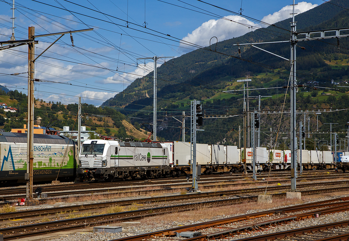 Die Siemens Vectron AC DPM (Diesel Power Modules) bzw. LM (Last Mile Diesel) Rem 476 453 „Waadt / Vaud“ (91 85 4476 453-6 CH-RLC) der railCare AG fährt am 07.09.2021 vom Simplon kommend durch Brig in Richtung Spiez. 

Die Lok wurde 2007 Siemens in München-Allach unter der Fabriknummer 22292 gebaut.
