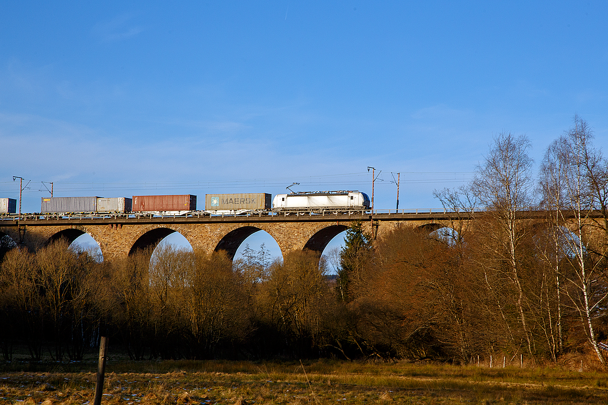 Die Siemens Vectron MS 193 961 (91 80 6193 961-0 D-SIEAG) fährt am 11.01.2022 mit einem langen Containerzug über den Rudersdorfer Viadukt in Richtung Dillenburg.

Die Siemens Vectron MS der Variante A39 wurde 2020 von Siemens in München-Allach unter der Fabriknummer 22784  gebaut. Sie hat die Zulassungen für Deutschland, Österreich, Schweiz, Italien, Niederlande und Belgien (D/A/CH/I/NL/B).