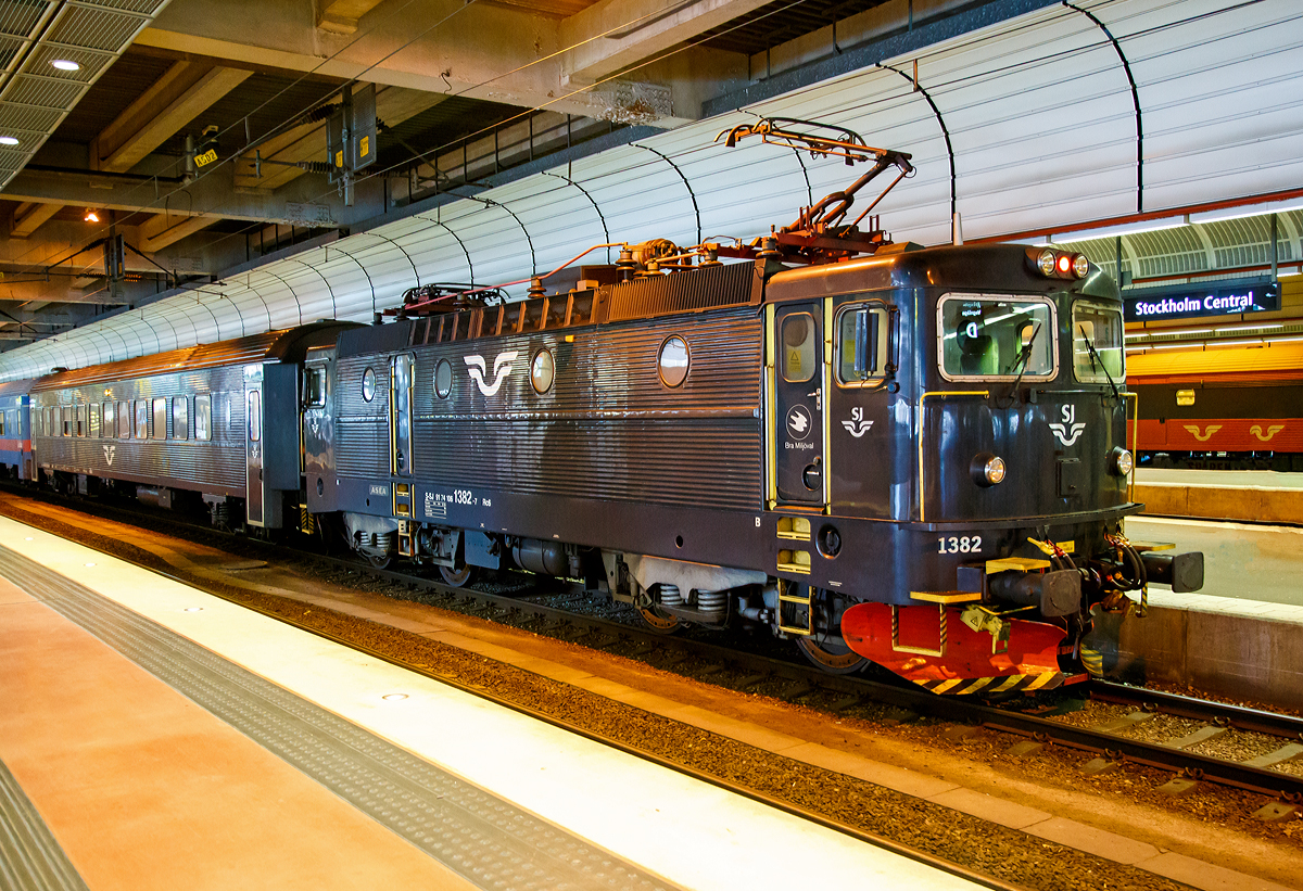 
Die SJ (schwedische Staatsbahnen Statens Järnvägar) Rc6U 1382 (S-SJ 91 74 1061 382-7), ex SJ Rc5 1382, hat am 21.03.2019 mit einem Personenzug Stockholm Central erreicht.

Die Bauserie Rc6 war die letzte original gebaute Serie. Die 40 Lokomotiven wurden zwischen 1985 und 1988 gebaut und erhielten die Nummer 1383–1422. Wie die Rc3 waren sie ab Werk so ausgelegt, dass ihre Höchstgeschwindigkeit 160 km/h betrug.

Der steigende Bedarf der SJ an schnellfahrenden Lokomotiven für Reisezüge mit einer Höchstgeschwindigkeit von 160 km/h führte dazu, dass zwischen 1992 und 1995 alle Rc5-Lokomotiven in Rc6 umgebaut wurden, zu dieen gehört auch diese (die Rc 6 1382)

Die Rc6 1348–1382 wurden mit SMS-Ausrüstung (schwedisch seriell multipelstyrning) versehen und intern mit der Baureihenbezeichnung Rc6U versehen. Dies wurde an den Fahrzeugen nicht angeschrieben, wird jedoch so im Fahrzeugplanungssystem, in den Fahrzeuglisten und den Werkstattsystemen so verwendet.

Diese Technik ermöglicht eine Vielfachsteuerung der Lokomotiven über UIC-Kabel. Sie wurde erstmals verwendet, als SJ drei Steuerwagen der Baureihe AFM7 für den Verkehr zwischen Stockholm und Uppsala beschafften. Die SMS-Ausrüstung war erforderlich, um die Lokomotive vom Steuerwagen aus bedienen zu können. Heute wird sie dort verwendet, wo Züge mit je einer Lok an jedem Ende bespannt werden, wie im Mälardalen, um kurze Wendezeiten der Züge zu erreichen.