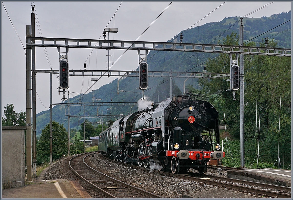 Die SNCF 141 R 1244 erreicht mit ihrem Extrazug nach Luzern Arth Goldau.
24. Juni 2018
