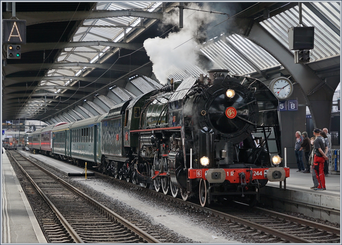 Die SNCF 141 R 1244 wartet mit ihrem Extrazug nach Luzern in Zürich Hauptbahnhof auf die Abfahrt.
24. Juni 2018 